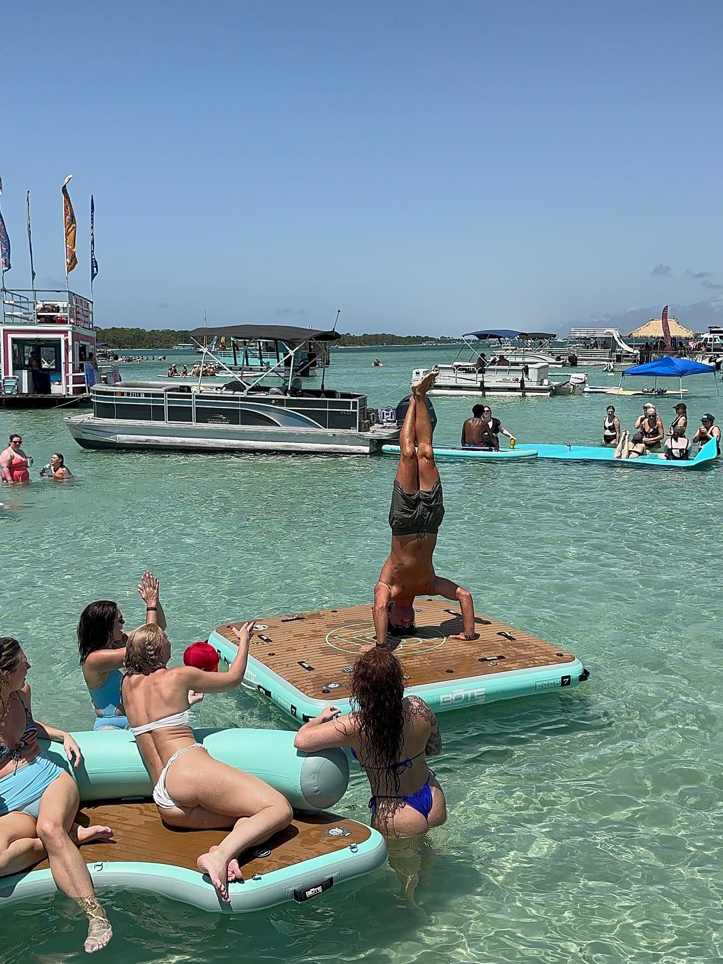 Captain Rhett is always showing off his headstands on Crab Island 🦀
📸: @tanya_mcelroy16