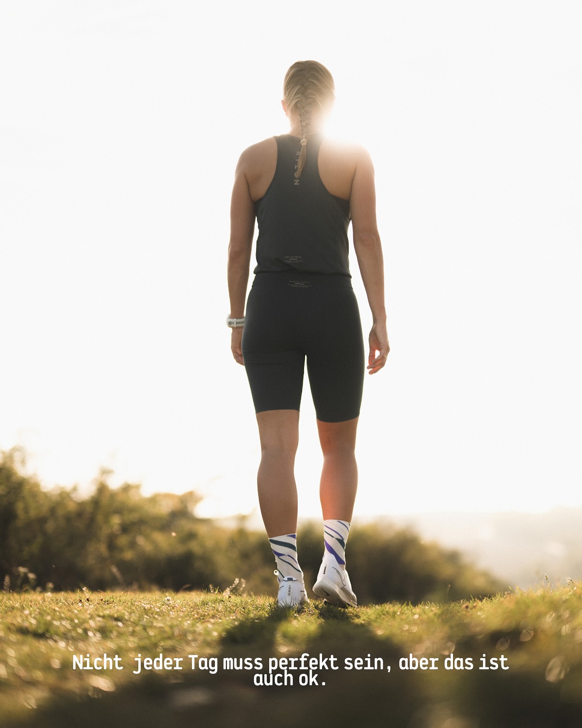 Heute war wieder so ein Tag, der mich zum nachdenken bringt. 😏 Auf meinem Trainingsplan stand ein langer Lauf mit intensiven Intervallen. Schon beim loslaufen tat ich mich schwer, und meine Motivation war nicht gerade auf dem Höchstpunkt. 😩
Das erste Intervall war mental schon eine kleine Herausforderung, das zweite und das dritte fühlten sich noch zäher an. Dann setzten Magenkrämpfe ein, und ich musste eine ungewollte Pause einlegen. Ich quälte mich durch das vierte Intervall dann fing es zum Glück an zu regnen, was mir gut tat. Das fünfte Intervall ließ mich schon wieder strugglen und meine Wade machte mir richtig zu schaffen. Tatsächlich bin ich noch zwei weitere Intervalle gelaufen, obwohl es in meinem Kopf richtig richtig schwer war. Und das Tempo war natürlich auch nicht das, was ich angestrebt hatte.
Ich frage mich, warum ich immer so hart zu mir selbst sein muss? Meinen Athlet*innen sage ich immer, es gibt solche Tage, und das ist auch okay so. Akzeptieren, und beim nächsten Mal wird es besser.
Warum funktioniert das bei mir selbst so schlecht?
Da muss ich wirklich an mir arbeiten. Letzten Endes mache ich es doch einfach nur für mich und die Welt wird nicht schlechter, nur weil mein Lauf heute mal nicht gut war!
Wer kennt diese Tage? 🤦🏼♀️
📸 @carla.nagel // @marcelhilger
#thoughtsinwords #run #running #struggle