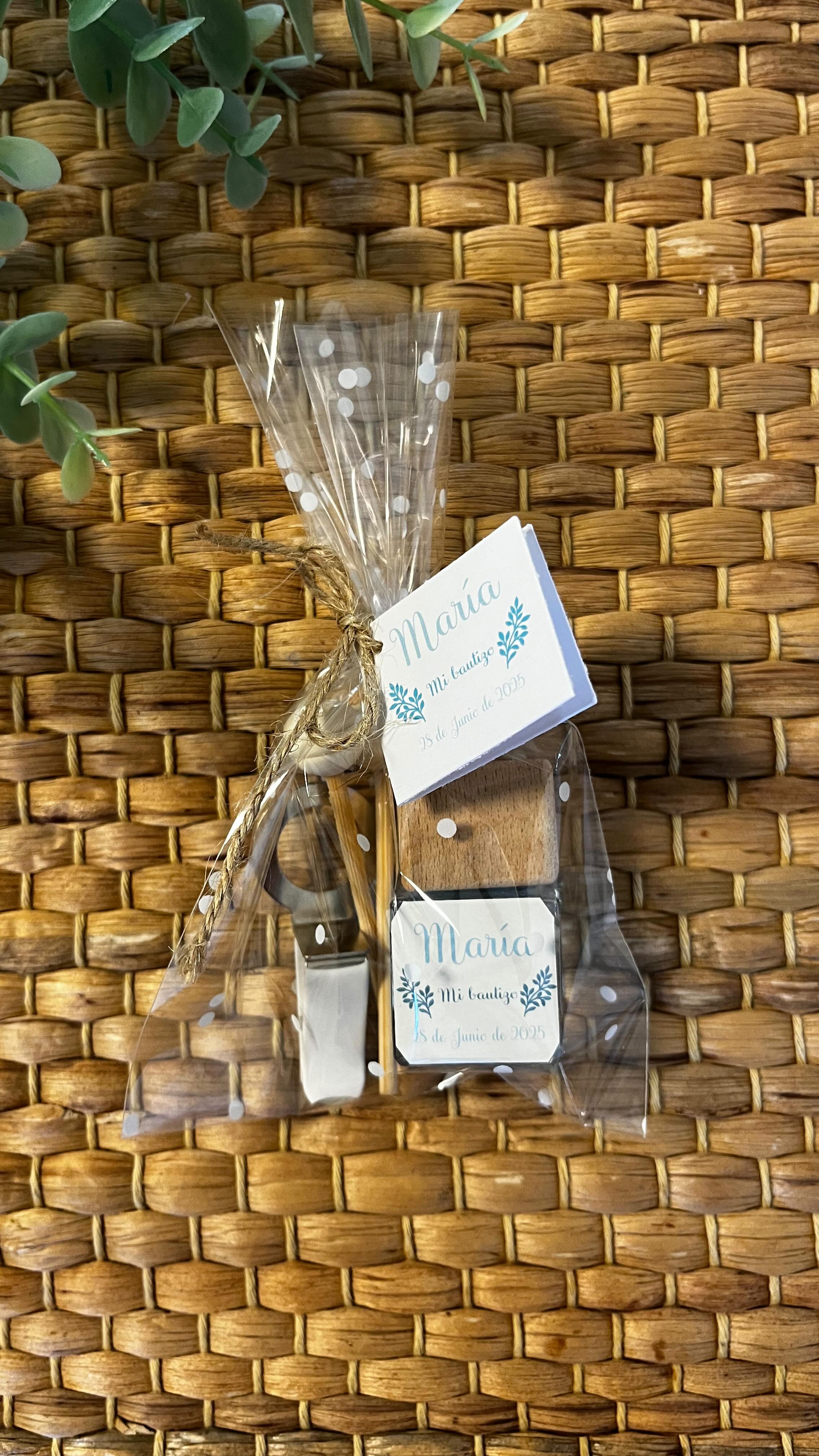 🌟 Ambientadores Personalizados 🌟
Para el bautizo de María, he preparado también un regalito especial para todos los adultos invitados. 💖
Con el mismo diseño que los packs de los peques, los ambientadores para el coche han quedado preciosos 🤩
Es un detalle bonito, útil y original! ¿Qué te parece?
Y si tú también tienes un evento próximamente, visita nuestra web para encontrar el detalle perfecto para tus invitados!! (link en la bio)
#detallesinvitados #ambientadorpersonalizado #detallesbautizo