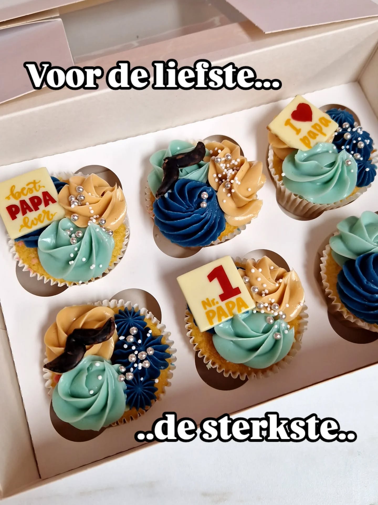 PAPA VAN DE HELE WERELD🦸🏻♂️.
Wat een geluk hebben wij met die fantastische papa's erbij 💙. De wereld zou maar een saaie plek zijn zonder ze 😇
Verras en verwen de BESTE PAPA van de hele wereld met wat lekkers bij de koffie op vaderdag ☕️🍪. Ik weet zeker dat hij dat wel kan waarderen 😉
Kies uit cupcakes, een browniebox of heerlijke classic chocolate chip cookies voor bij de koffie (of de thee) en vergeet vooral niet om iets lekkers voor jezelf erbij te bestellen!
Een doosje van 6 cupcakes: €16,50
Brownie box: €10,-
Set van 4 cookies: €6,50
Doorgeven van je bestelling kan tot 12 juni🤗
#suikertijd #lekkersbijdekoffie #cupcakes #cookies #brownies #vaderdag #vaderdagcadeau #vaderdagtip #cupcakesoldenzaal #cookiesoldenzaal