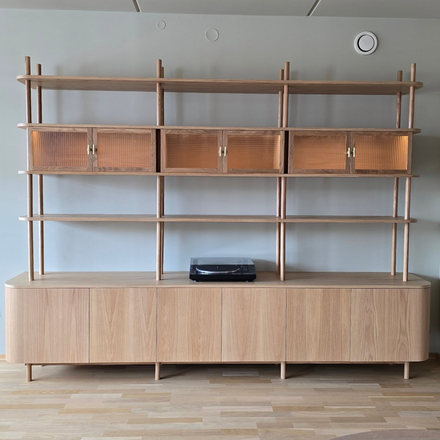 .
Seksjon i eik med innfelt belysning og skap med rilleglass, buede dører og oppbevaring for lp plater i skap nede🤩
.
.
.
#design #møbler #interiør ##interior #furniture #oak #custom #woodwork #livingroom #oak #innredning