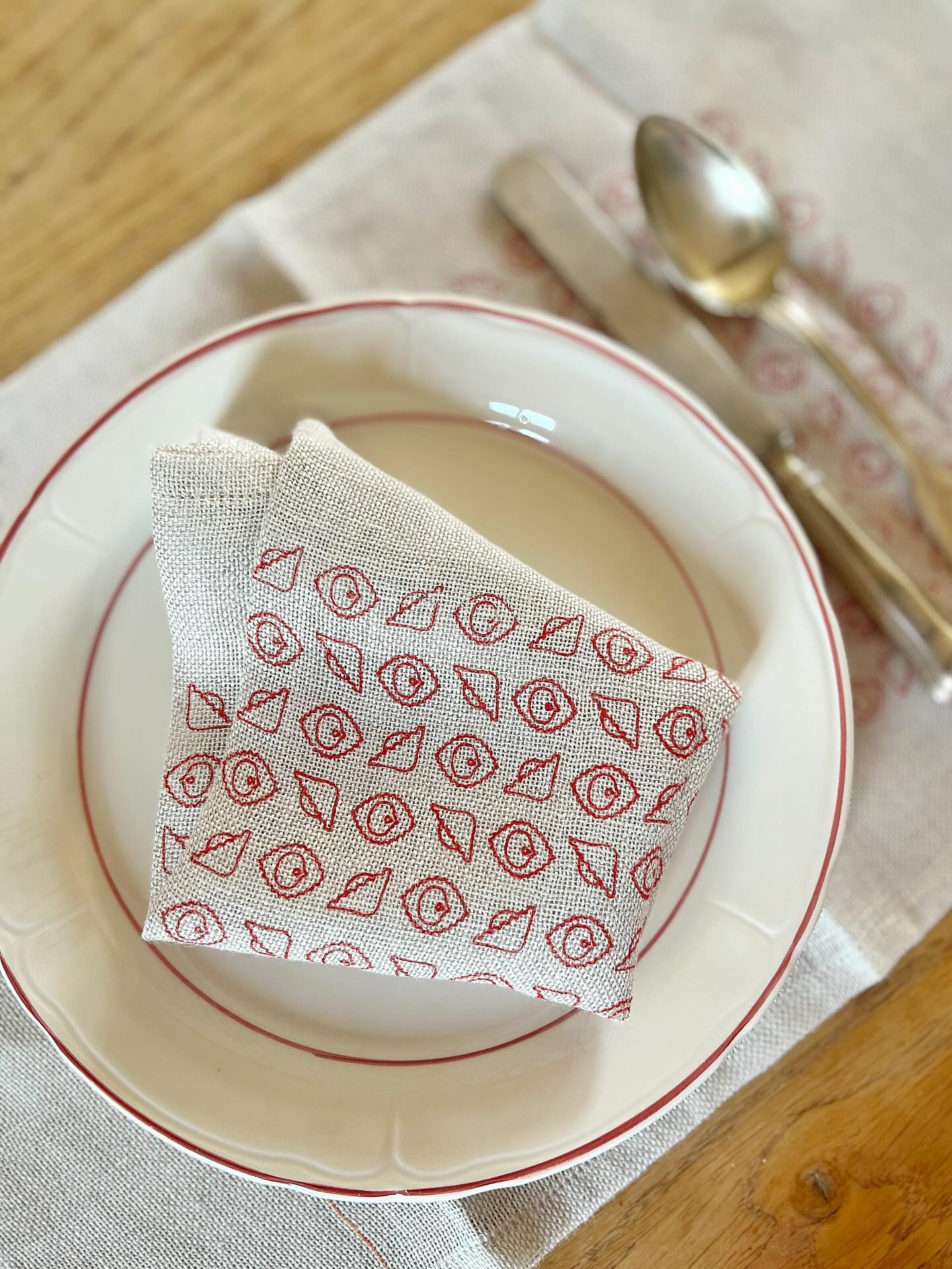 la PÈSA dal CASÊR
La pezza del casaro è la tela che si usa ancora oggi per estrarre la massa del Parmigiano Reggiano dalle caldaie in cui viene preparata. Ogni mattina deve sorreggere saldamente quelle che diventeranno due forme intere, e per questo deve essere sempre in perfette condizioni. Ma la tela è preziosa e anche quando non è più adatta all’impiego in caseificio, le nonne le regalavano nuova vita facendone centrotavola, tovagliette o tende.
Questa linea vuole rendere omaggio a quella tradizione.
.
.
#parmigianoreggiano #vaccherosse #reggioemilia #emiliaromagna #italianfood