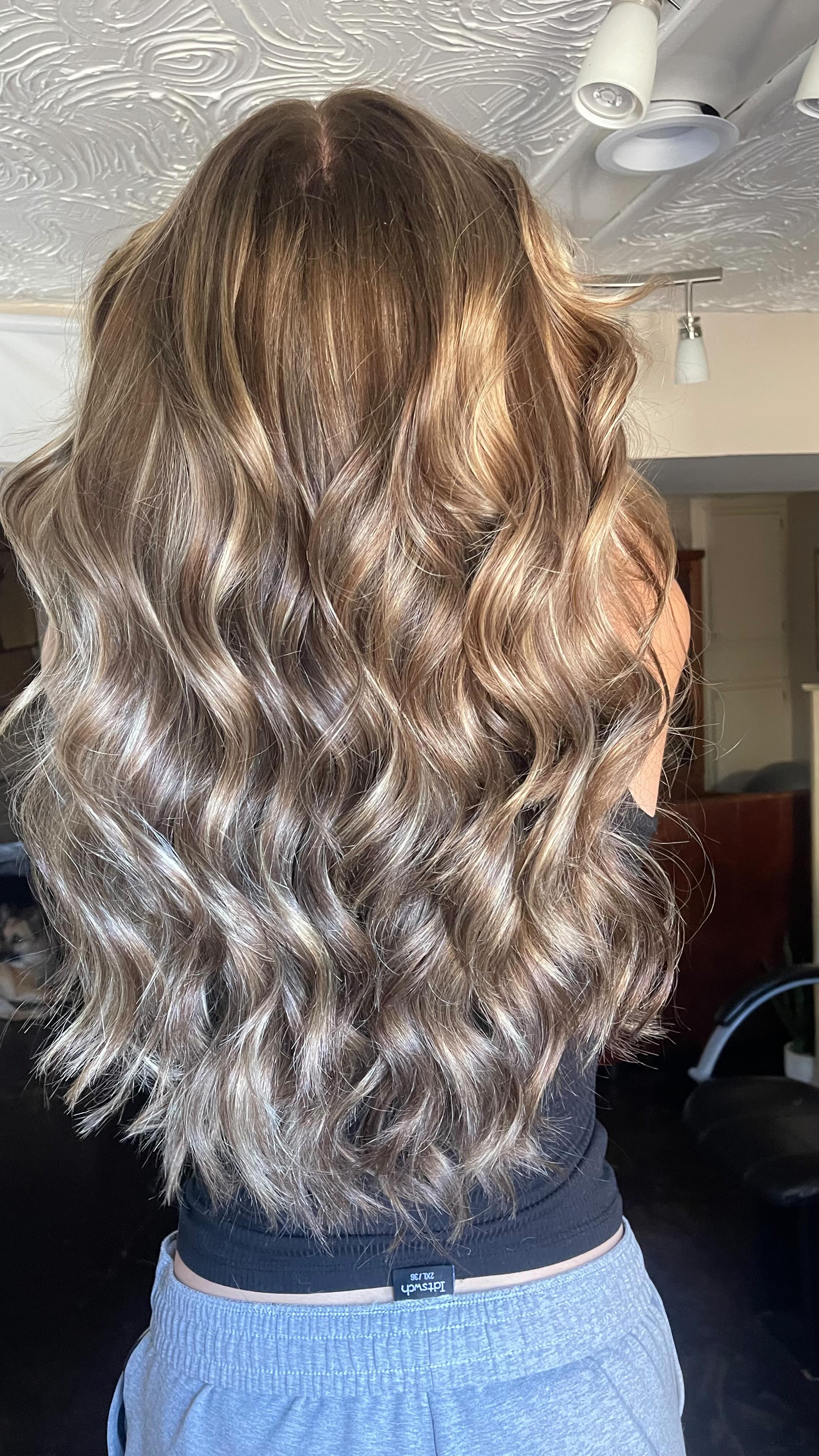 I finished this hair in less than the 5 hours that it usually takes me!! 😱
I think at this point, her money piece is her signature look 😍