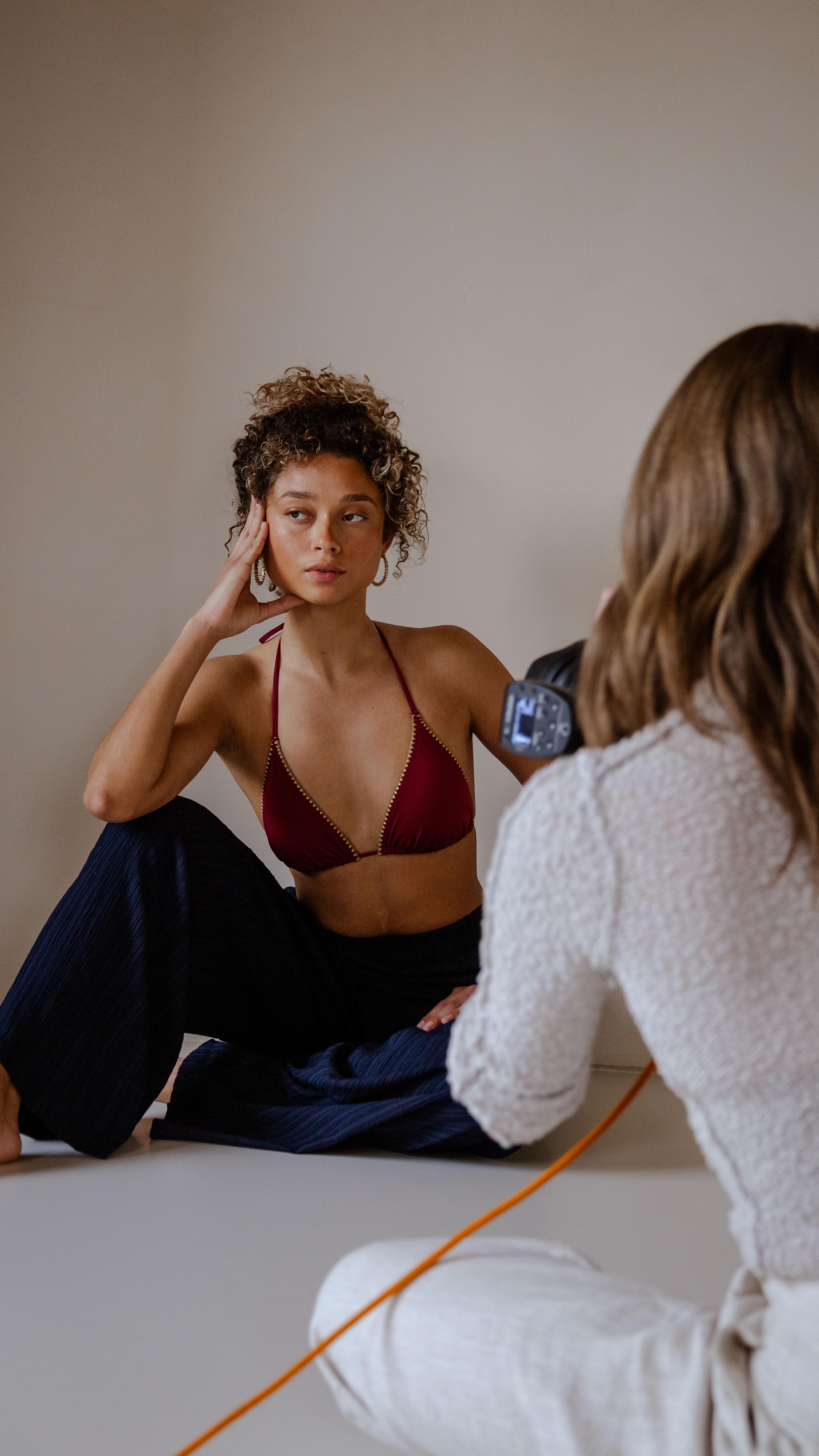 Zondag 22 juni – Shoot & Share Sunday 📸
Deel de ruimte en boek een tijdslot van 60 minuten voor slechts €35 excl. per uur!
Voor wie:
Voor alle content creators, influencers, fotografen, kleine ondernemingen en andere creatievelingen die in één uur unieke content willen creëren in een te gekke studio. Geen sad beige, maar uitgesproken settings voor merken die durven opvallen!
* Wanneer:
Zondag 22 juni
* Prijs:
€35 exclusief btw
Je deelt je tijdslot met maximaal 4 andere boekingen. Per boeking is het toegestaan om *één extra persoon* mee te nemen, bijvoorbeeld een model.
Beschikbare tijdsloten:
09:00 – 10:00
10:15 – 11:15
11:30 – 12:30
12:45 – 13:45
14:00 – 15:00
Stuur een DM om jouw tijdslot vast te leggen!
Fotograaf: Chantal van den Broek @chantalvdbphotography
BTS fotograaf & assistent: Fiorigia Idema @framebyfie
Stylist: Evy Kleintjes @evykleintjens
MUAH: Bente Mannes @bybente_muah
Model: @zoey_martinaa