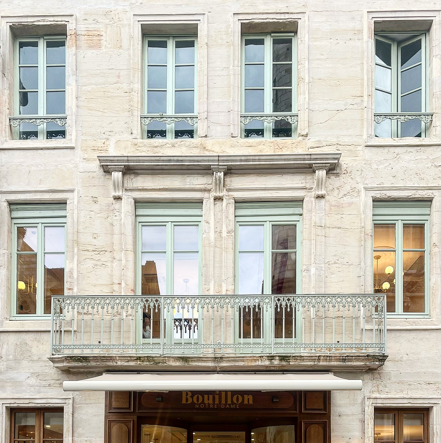 DIJON
Changer d’air, ouvrir ses chakras et s’inspirer.
Dans nos métiers, la curiosité et l’ouverture d’esprit sont primordiaux.
Surtout quand on habite dans une petite ville moyenne.
La découverte des tendances et l’inspiration ne peuvent pas uniquement venir de Pinterest et d’Insta, cela va de soi.
Elles se puisent non seulement dans les salons mais aussi dans les grandes villes, les concepts stores et les boutiques qui distribuent des marques de déco tendances.
Hier, j’ai découvert @mob.mobilier.objet, un écrin dans le centre ville de Dijon qui donne envie de revenir ; le paradis pour un décorateur ou un architecte d’intérieur.
Ce genre de lieu, positionné plutôt haut de gamme, permet de trouver quelques objets pépites qui se mêleront sans problème à une décoration intemporelle et plus accessible.
Ceux qui me connaissent savent que j’adore marier des pièces de brocante ou anciennes à des pièces très modernes et design.
Flâner dans les rues, admirer les façades et observer l’architecture des bâtiments permettent aussi de joindre l’utile à l’agréable, évidemment. 😉