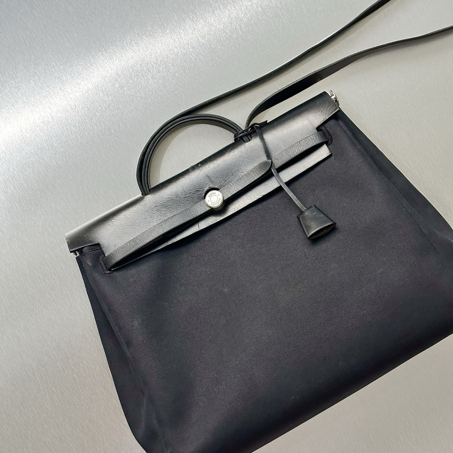 Hermès Vintage Herbag MM (Black, Interchangeable) đ
Timeless elegance meets versatility. This rare Herbag MM features interchangeable canvas for two chic looks in one. A must-have for Hermès collectors and vintage lovers.
Authentic | Iconic âTwo-in-Oneâ Design | Classic Black
For more information, please refer to the website link provided in the bio.
Listing no: UK3114
Opuluxe.sg is not affiliated to the brands featured. We are an independent consignment platform of authenticated luxury products. All trademarks and copyrights remain sole property of the brands.