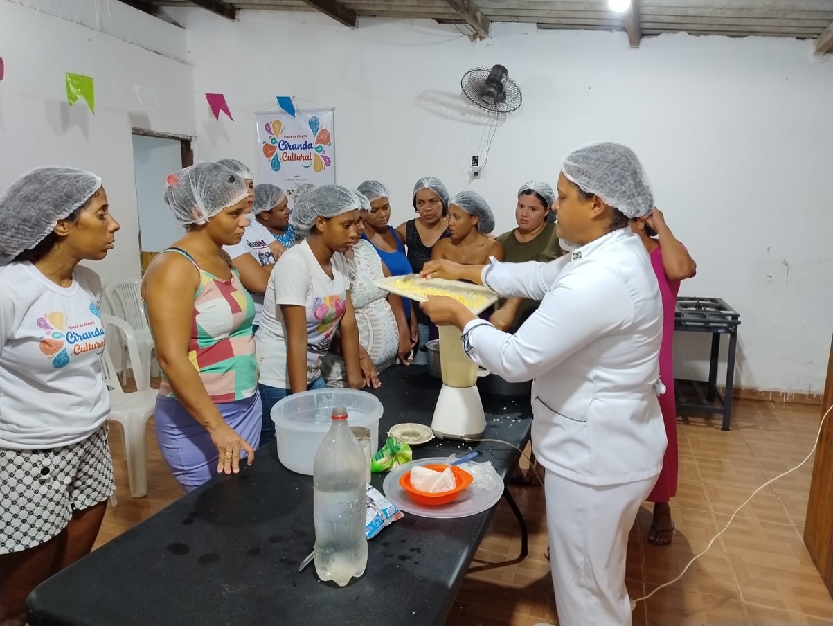 Junho se inicia com clima de festas juninas para o “Projeto Ciranda Cultural”, com a oficina de Culinária Regional, que hoje ensinou as mulheres da comunidade da Grota da Alegria a fazerem canjica de milho. A atividade é resultado do Termo de Fomento nº 960225/2024 de autorização da emenda parlamentar do Deputado Federal Paulão.