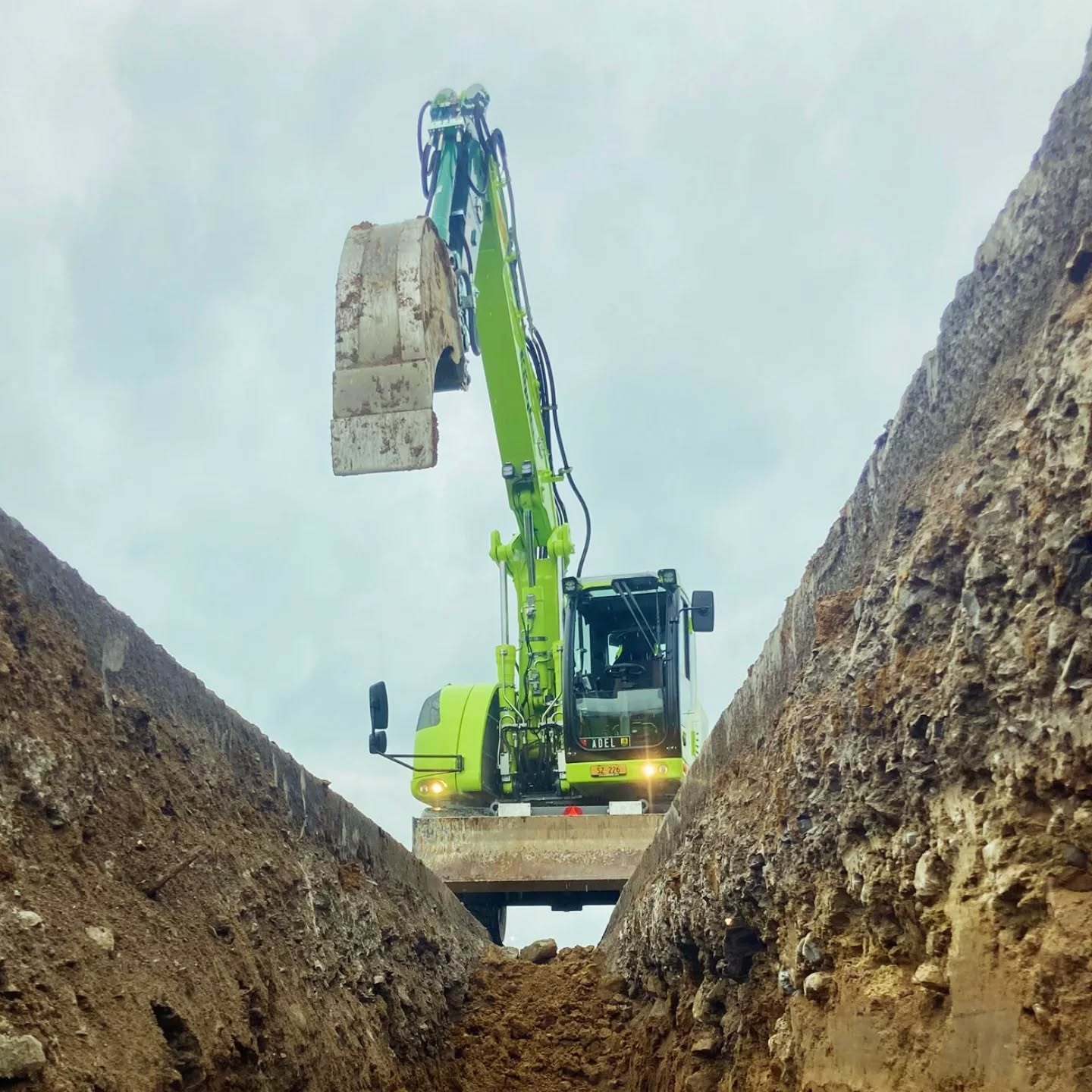 Zurzeit sind wir in der Birchlistrasse in Einsiedeln beschäftigt.
Dort wird die Wasserleitung erneuert und die Strasse frisch Asphaltiert.
#käppelischwyzag #strassenbau #tiefbau #einsiedeln #trinkwasserversorgungbezirkeinsiedeln
#caterpillar #liebherr #baustelle #steckwalzen
#vögelefertiger #mercedestrucks
