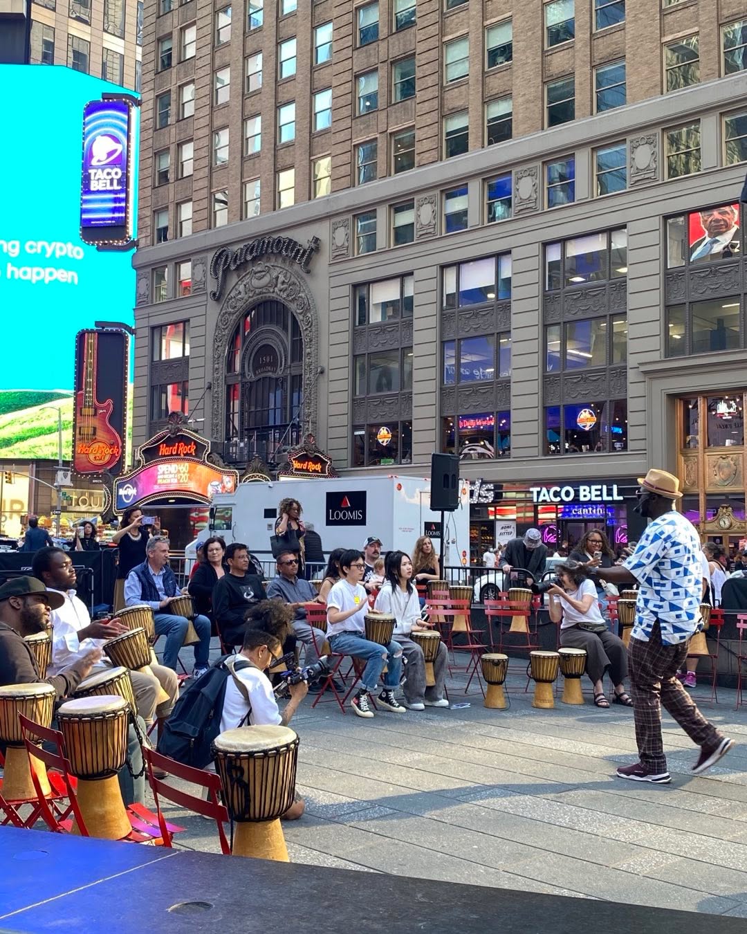 Incroyable un cours de djembe à Times Square !!!