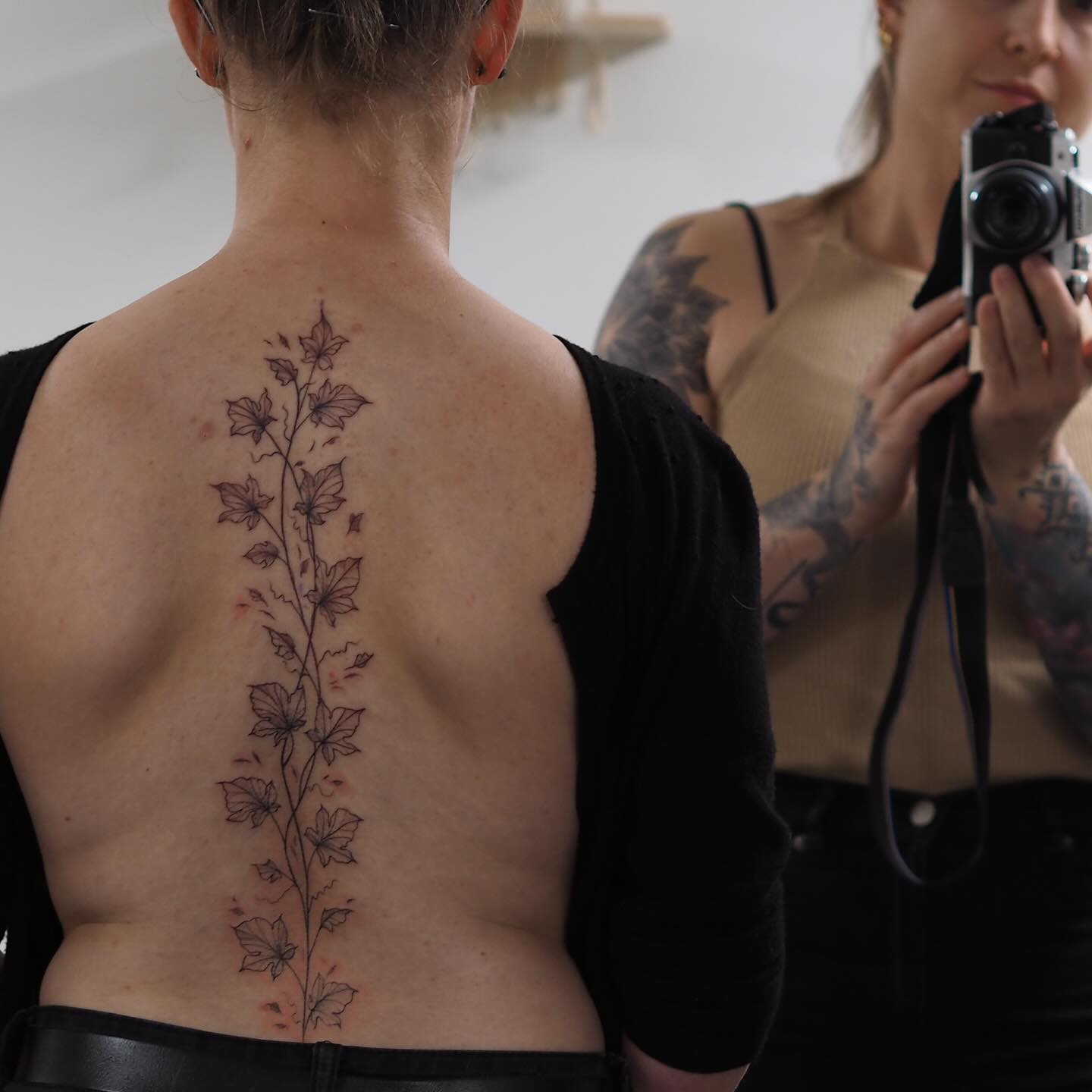 @svoboda.tattooing
#tattoo #czechtattoo #tetovaniplzen #tetovacistudioplzen #inked #backtattoo #spinetattoo #floraltattoo