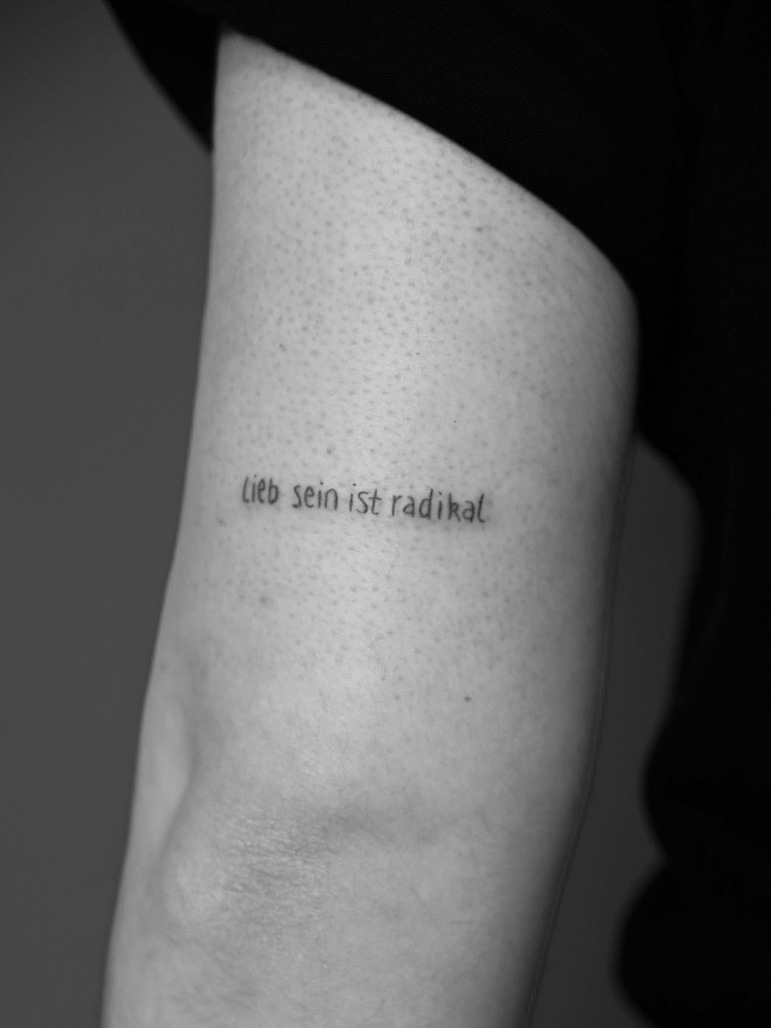 lieb sein ist radikal
merci charlotte
#handpoketattoo
#handpokedtattoo
#stickandpoke
#finelinetattoo
#minimalink
#slowtattoo
#delicatetattoos
#tattoowithmeaning
#worteunterderhaut
#liebseinistradikal
#zartundlaut
#softaesthetics
#radicalkindness
#herzstatthass
#solidaritätstatthetze
#miteinanderstattgegeneinander
#weimartattoo
#erfurttattoo
#jenatattoo
#goldstattbraun
#keinbockaufnazis
