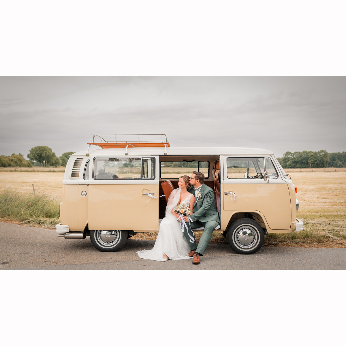 Rain on your wedding day
Tagelang Sonnenschein über Deutschland und dann? Manchmal spielt das Wetter nicht nach Plan. Aber genau das macht den Tag unvergesslich.
An diesem besonderen Hochzeitstag von Julia und Benny hat es fast durchgehend geregnet, zwar nicht in Strömen aber mit nur wenigen Regenpausen. Da gilt nur: Stimmung nicht trüben lassen und die Vorteile sehen!
Denn: Fotografisch gesehen, sind Bewölkung und auch Regen (in Maßen :-)) von deutlichem Vorteil für unsere Hochzeitsbilder!
In einer meiner ersten Lehrstunden der Fotografie habe ich gelernt: „ Diffused light is light, that is difficult to find, but easy to control.“ Und so ist es. Hat man die Lichtrichtung einmal gefunden, kann es los gehen und das Brautpaar kann sich während der Aufnahmen frei bewegen! Wir sind nicht auf den Schatten limitiert, es lassen sich auch am Mittag schöne Aufnahmen zaubern.
Die Regenvorteile sind:
1. Weiches, gleichmäßiges Licht - keine harten Schatten
2. Bewegungsfreiheit, gutes Licht ist (fast) überall
3. Regenschirme, Pfützen, Tropfen, Nebel können kreativ integriert werden
Die Fähigkeit aus jeder Situation das Beste zu machen und wunderschöne Fotos zu kreieren, das ist es, was mich an jedem Hochzeitstag antreibt! Ganz gleich bei welchem Wetter.
#hochzeitsfotografinköln #hochzeitköln #regenfotoshooting #regenhochzeit #weddingintherain #regenfotos #hochzeitsfotos #hochzeitsbulli @_derhochzeitsbulli_ @juliaberendes @festscheunehecheltjenshof @blatt.und.bluete.wedding