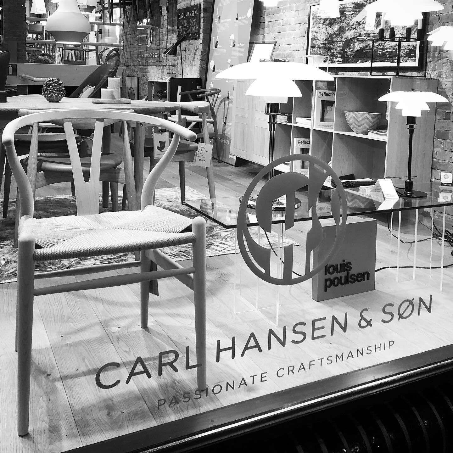 Hans J. Wegner – manden, der gav stolen sjæl
Når man betragter en stol tegnet af Hans J. Wegner, ser man ikke blot et møbel – man ser en idé, en fornemmelse, en filosofi i træ. Med mere end 500 stolemodeller skabte Wegner et helt sprog af former og funktioner, hvor håndværket er både fundament og fortælling.
Wegner var uddannet snedker og arbejdede med en kompromisløshed, der forenede præcision og poesi. Han mente, at det gode møbel skulle tale til både kroppen og sindet – det skulle være smukt uden at være påtrængende, enkelt uden at være kedeligt. I hans hænder blev stolen et udtryk for menneskelig nærhed, ydmyghed og intelligens i materialet.
Ikoniske værker som Y-stolen, Den Runde Stol, Jagtstolen og Påfuglestolen står i dag som varige symboler på dansk design – og som kunstobjekter, der samtidig inviterer til daglig brug.
Eller som det så smukt kan siges:
“En Wegner-stol er som et digt uden ord – hvor linjerne taler direkte til kroppen og beroliger sindet.”
Kom forbi Møbelhuset 2 i Tønder – i hjertet af Wegners fødeby – og oplev nogle af de originale værker, hvor træets årer stadig bærer på historier, formet af én af Danmarks største møbelkunstnere.
#HansJWegner #DanskDesign #SkandinaviskDesign #Møbeldesign #Møbelkunst #Wegner #Møbelhuset2 #Tønder #DesignIkoner #Snedkerkærlighed #TidløstDesign #YStolen #Påfuglestolen #Jagtstolen #DenRundeStol #Træpoesi