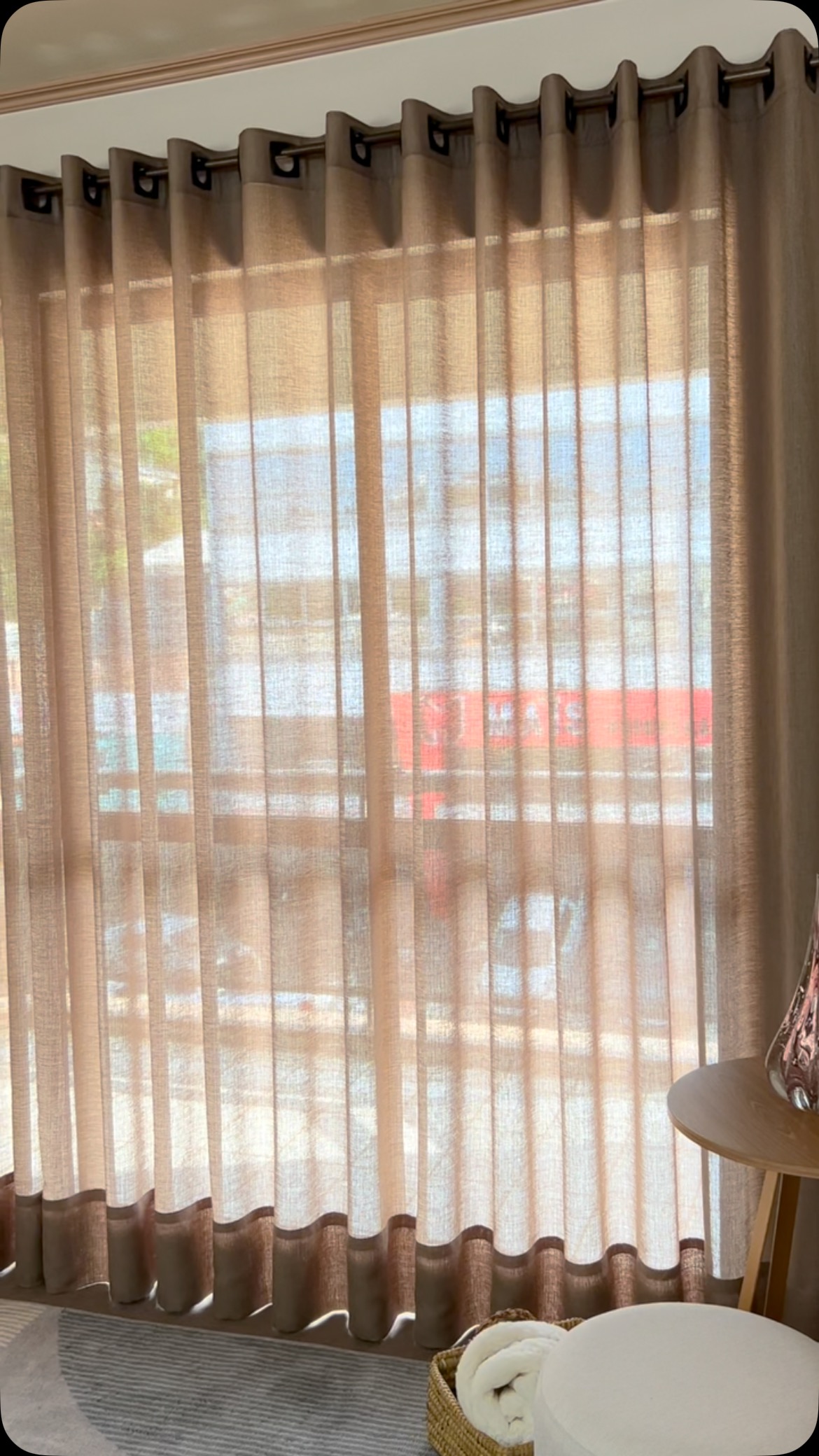 Voil crepado é a cortina que você estava procurando?
Perfeita para quem quer privacidade mas não abre mão da iluminação natural!
#cortinassobmedida #cortinasala #cortinavoil