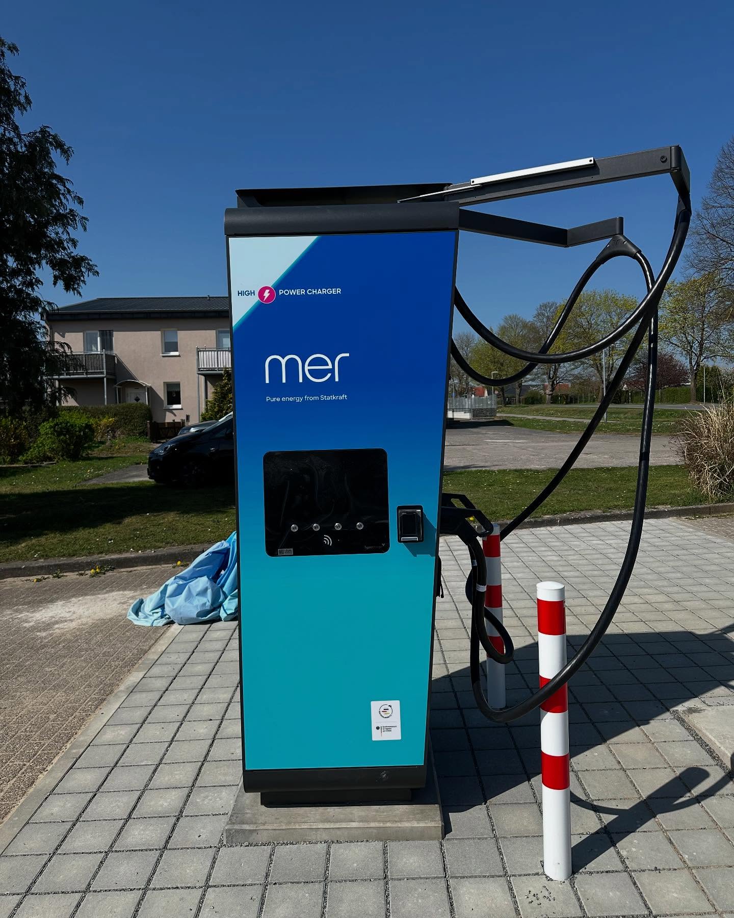 Hier haben wir die Ladesäulen für die Mer Germany GmbH im Digitaldruckdesign foliert.
Danke für den Auftrag! 😋
#deepground #werbung #folierung #schaufenster #folieren #window #windows #digitalprint #wrapping #door #doors #digitaldruck #printdesign #wrappedworld #wrapped #print #gloss