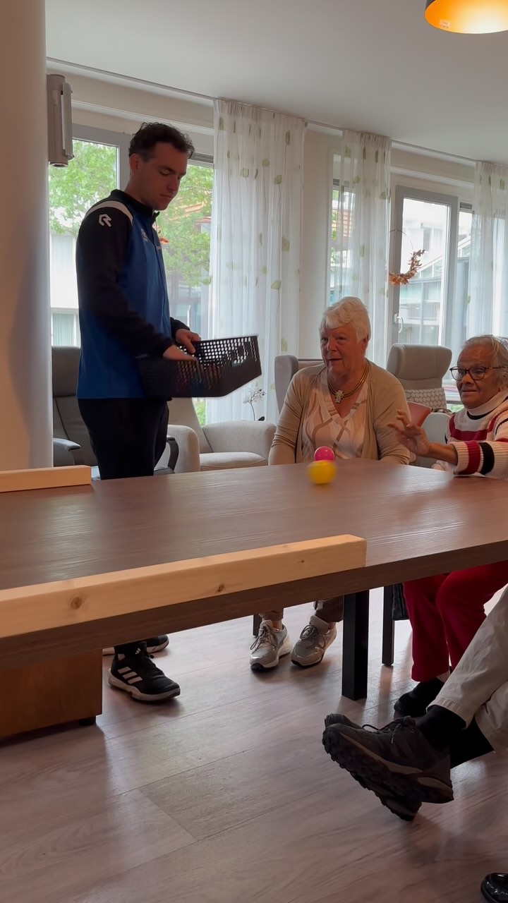 Ballen rollen!๐คนโโ๏ธ๐
#Verbinding #Tegeneenzaamheid #Interactie #AllMovez #Actief #Seniorfun #Mindfullmoments