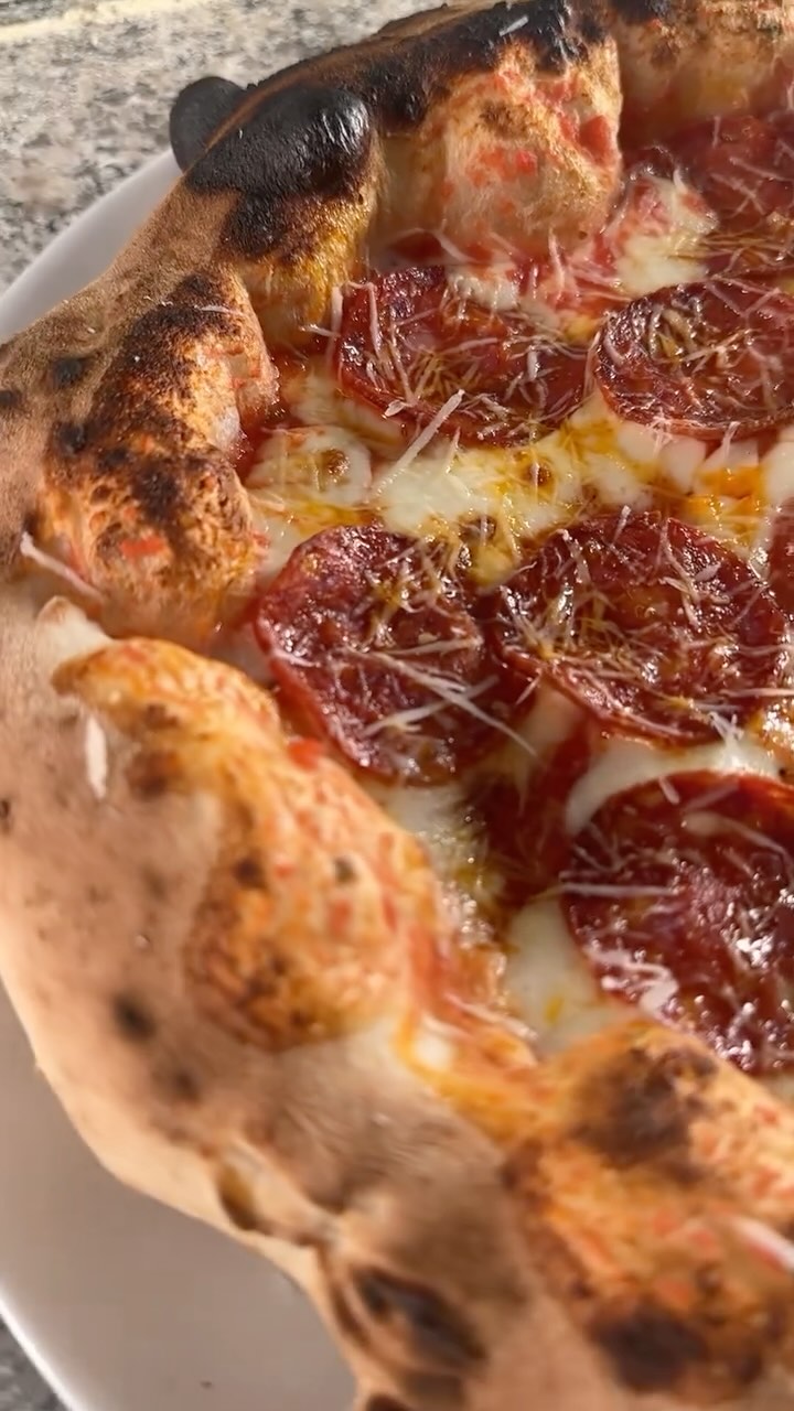 🍕 Crafted from Dough to Slice!
In this shortened version (1 min cut), I take you through my process of making this spicy, cheesy beauty.
💪 Dough:
• 1000g flour Le 5 Stagioni ORO
• 45% biga (made with 45% water and 0.3% yeast)
• Final dough: 80% hydration, 2.5% salt
🍅 Tomato sauce spread gently — no overload, just balance.
🧀 Cheese: Mamma Mia Cubetti — melts like a dream.
🌶 Topped with Salame Piccante from Simonini — spicy, rich, perfect.
That’s how my pizza looks :)
🍕 Fra deig til ferdig slice!
I denne forkortede versjonen (kuttet med 1 min) viser jeg hele prosessen bak denne spicy og ostefylte herligheten.
💪 Deig:
• 1000 g mel
• 45 % biga (laget med 45 % vann og 0,3 % gjær)
• Ferdig deig: 80 % hydrering, 2,5 % salt
🍅 Tomatsaus – forsiktig fordelt for perfekt balanse.
🧀 Ost: Mamma Mia Cubetti – smelter som en drøm.
🌶 Toppet med Salame Piccante fra Simonini – krydret, rik, perfekt.
Sånn min pizza se ut :)
#neapolitanpizza #pizzalovers #pizzatime #salamepiccante #artofpizza #woodovenpizza #pizzaporn #hjemmelagetpizza #napolitanskpizza #pizzashop #pizzalovers #tipo00 #pizzaoppskrift #neapolitanpizza #pizzashopno