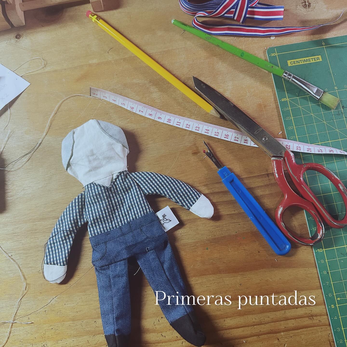 Hilos que abrazan.
En cada puntada, un refugio.
En cada costura, el eco de un abrazo seguro.
Así nacieron el abuelo y el papá: figuras que deberían ser abrigo,raíces firmes,amor que no tambalea.
Porque hay presencias que enseñan a confiar, a caminar sin miedo, a saber que el amor verdadero siempre protege.
Un pequeño tributo en tela a esos lazos invisibles que sostienen el alma.
Muñecos con alma, creados para abrazar menorias.🧵🪡
#historiasentela #crearconamor #muñecosconalma #amorqueprotege #tweettweetartesanal