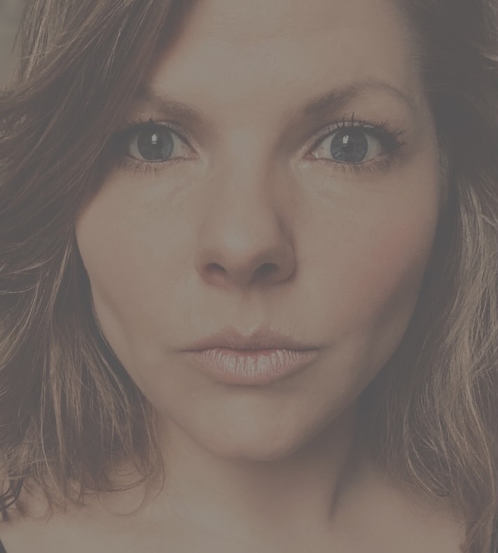 Je huid vertelt meer dan je ziet
en elke aanraking raakt niet alleen de buitenkant.
Botox, fillers en implantaten
niet zacht, maar doordringend
naalden en ingrepen die het oppervlak doorbreken
dieper raken dan verwacht.
Wetenschap spreekt van ontspanning
van lijnen die vervagen, volume dat terugkeert
van vormen die veranderen en verankerd worden.
Dieper dan huid en spier
raakt een ingreep ook de energiebanen
die vaak subtiel en onzichtbaar reageren.
Je lichaam draagt verhalen in lijnen en vormen
herinneringen die in elke beweging leven
gevoelens die ooit ruimte kregen.
Of het nu het gezicht is
of een ander deel van jou
elke aanraking en aanpassing weeft zich in het geheel.
Wanneer iets stilt, wordt opgevuld of verankerd
verandert de taal die je lichaam spreekt.
Elke verandering fluistert zacht
een echo in je binnenste
Voel goed voordat je kiest
want je lichaam draagt een verhaal.
🌿
Marlie – Holistic Beauty Therapy
Waar aanraken begint met voelen.