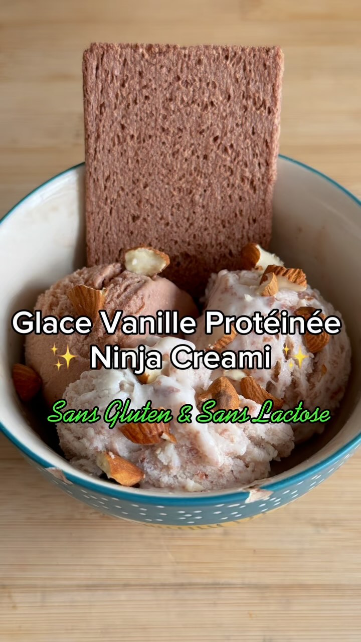 RECETTE ✨⬇️
🍦 GLACE VANILLE PROTÉINÉE GOURMANDE 🧊
(Sans lactose, sans gluten, riche en protéines 💪)
Première tentative avec le Creami… validée ✅
Texture onctueuse, goût vanille bien présent et juste ce qu’il faut de sucré 🤍
👉 Ingrédients :
🥄 120 g cottage cheese sans lactose (Zuger)
🥛 235 ml lait écrémé sans lactose ou boisson végétale (amande ou coco)
💪 30 g whey isolate vanille sans lactose ou protéine végétale (HSN)
🌿 1 c. à café d’extrait de vanille ou 3 gouttes de flavour drops (MyProtein)
🧂 1 pincée de sel (optionnelle selon ton cottage cheese)
🍯 Option : si tu utilises de l’extrait de vanille, tu peux ajouter quelques gouttes de stévia si besoin d’un peu plus de douceur
🔁 Instructions simples :
1. Mixe le cottage cheese avec le lait jusqu’à obtenir une texture lisse.
2. Verse dans ton pot Creami, ajoute le reste des ingrédients, mélange bien.
3. Couvre et place au congélo pendant minimum 8 h.
4. Le lendemain : spin 1x en mode « Lite Ice Cream ». C’est normal si c’est poudreux !
5. Ajoute 1 c. à soupe d’eau → spin à nouveau.
6. Ajoute les toppings que tu veux en mode « mix-in ».
➡️ Moi j’ai mis 2 craquottes au cacao pour un effet cookie dough… ultra réussi 🍪✨
MACROS : 26,7 g G | 50,4g P | 7,9g L (388 kcals)
-> pour le pot entier avec les toppins 🤌🏼
📌 Partage et sauvegarde ce post pour ta prochaine glace maison !
Et dis-moi en commentaire si tu veux une version chocolat 🍫
#recettehealthy #ninjacreami #fitdessert #recettefacile #recette #recettefacile #preworkout #foodinspiration #SansGluten #sanslactose #icecream #partagetesrecettes #ninjacreamirecipes #alimentationsaine #nutrition