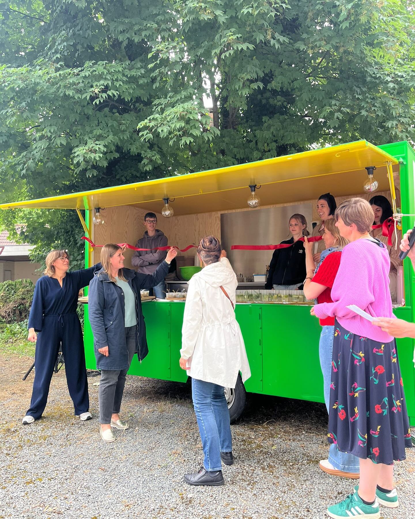Het project ‘Caravaneyck’ loopt op z’n einde. Vandaag vond het officieel openingsmoment plaats waarbij de directeurs van de verschillende scholen het rode lint hebben doorgeknipt. We vierden dit met een hapje en een drankje die onze leerlingen klaargemaakt hebben. Het was een heel fijne samenwerking met @htisa_gent en @slcb.gent waarbij onze leerlingen de kans kregen om hun talenten in te zetten om samen tot dit mooi resultaat te komen. We zijn dan ook heel fier op onze eigen ‘Caravaneyck’ 🤩 👏🏻