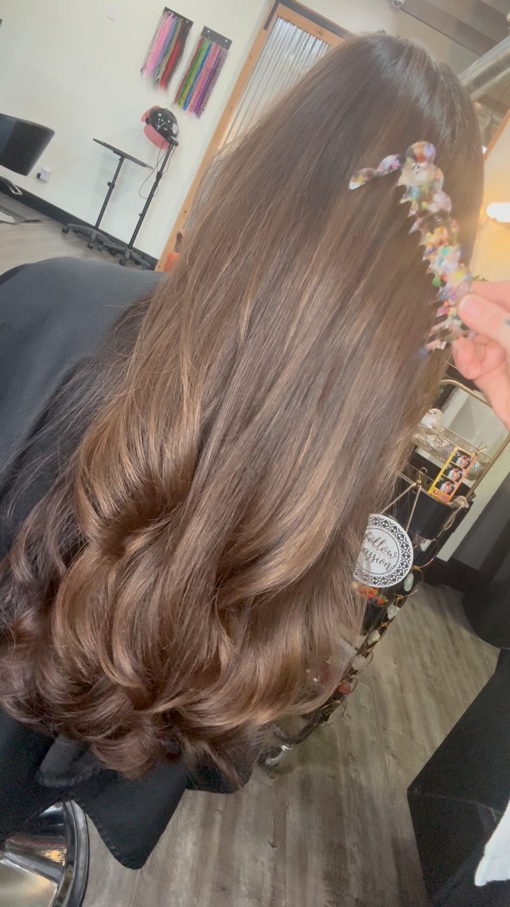 ✨Gorgeous, rich brunette hair that shines like melted chocolate 🍫 + the perfect wide-tooth comb? Yes, please.
We’re loving this eco-friendly multicolored acetate beauty for gently combing out bouncy curls without frizz or breakage. 🌈♻️ The wide teeth glide through strands effortlessly, preserving every bit of volume and definition.
A must-have for your curl routine — and a pretty little upgrade for your countertop, too. 💁🏽♀️🌿 Grab yours for only $7, exclusively at The Lab Hair Studio
#brunettebeauty #curlcare #ecofriendly #salonsecrets #clermont #bouncycurls #sustainablesalon #florida