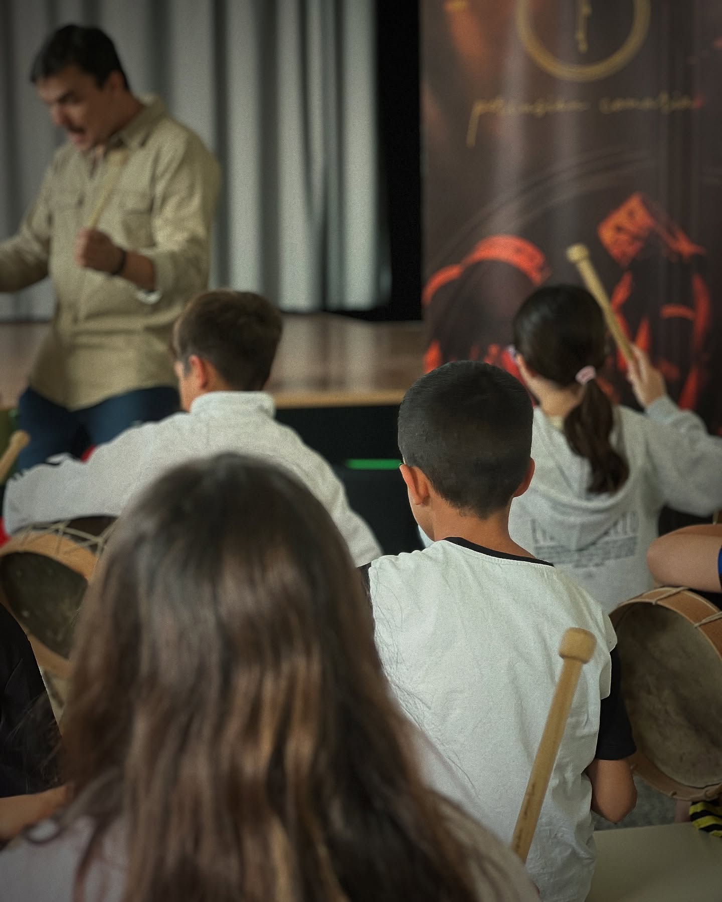 «EL LATIR DE LOS PUEBLOS»
También, el mes de junio suena a Canarias en los centros 🥁🇮🇨
CEIP SAN ISIDRO
CEIP LA LUZ
CEIP FRANCISCA SANTOS
CEIP DECROLY
CEIP VILLA DE ARICO
#taller #PercusiónTradicional #CulturaCanaria #IdentidadViva