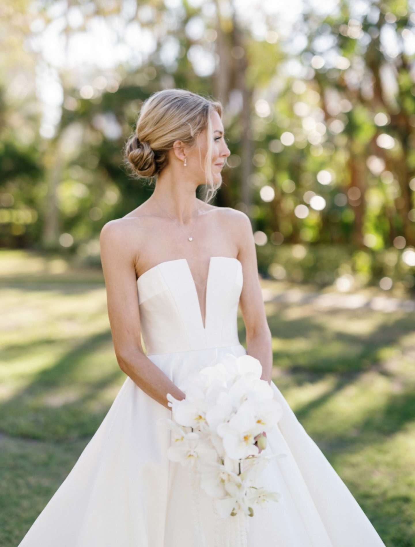 She is the moment. ✨#bridestyle
.
.
.
Venue: @ritzcarltonsarasota
Photo: @hunterryanphoto
Floral: @tailoredtwig
.
.
#sarasota #sarasotawedding #sarasotaweddingplanner #ritzcariltonhotel #rcmemories #engaged2025 #weddingday #bride #orchid #orchidwedding #orchidflower #luxuryweddingplanner #luxuryweddings #destinationweddingplanner #ritzcarltonsarasotawedding #ritzcarltonsarasota #tampabayweddings #floridawedding