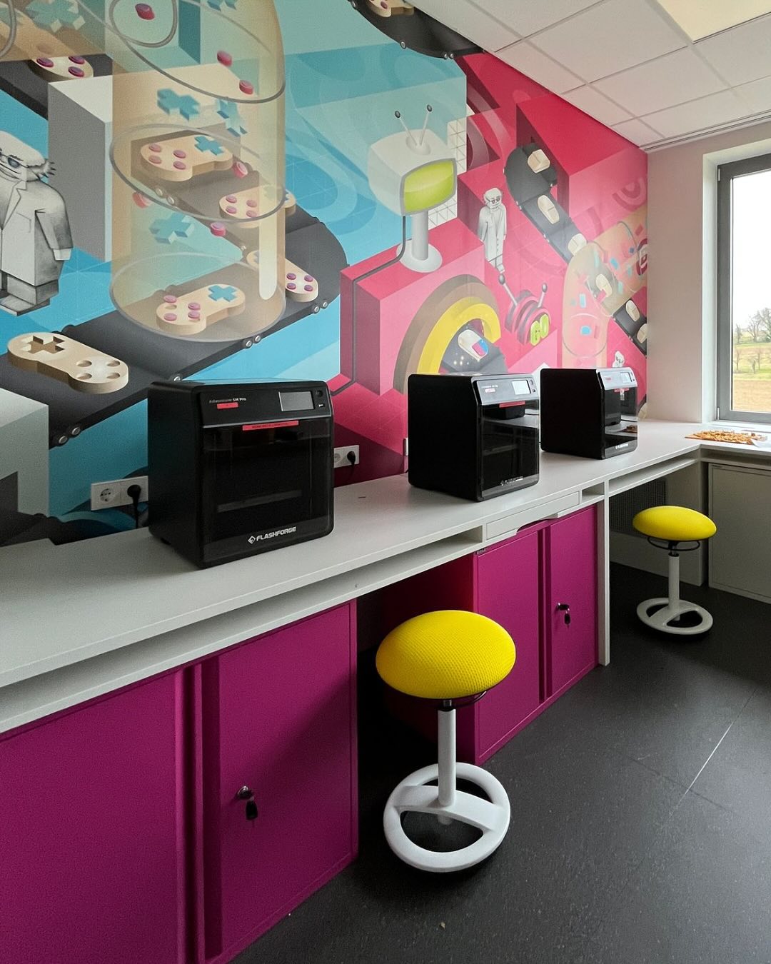 „Zukunft wird aus Ideen gemacht - nicht aus Gewohnheit.“
N.N.
Der TECSPAZE Bretten ist gewachsen – und mit ihm ein Raum, in dem Kinder und Jugendliche digitale Themen eigenständig und kreativ ergründen können.
Die neue Erweiterung verbindet inspirierende Lernumgebungen mit einem Gestaltungskonzept, das digitale Bildung erlebbar macht – offen, flexibel und voller Möglichkeiten.
Hard-Facts:
Projektlaufzeit: September 2024 - März 2025
Bauzeit: Januar 2025 – März 2025
Fläche: 320 qm im 3.OG, nahe Stadtzentrum Bretten
Arbeitsplätze: 3
Sitzplätze: 52
Nutzung: Büro, Meetingraum, Werkstatt, zwei große Schulungsräume
Idee & Nutzung:
Das erweiterte Raumkonzept kombiniert offene Lernzonen mit klar strukturierten Bereichen: Zwei flexibel nutzbare Schulungsräume, eine neue Werkstatt und eine ergänzende Lounge erweitern das bestehende Setting. Die Coding Box bleibt als Rückzugsort für fokussiertes Arbeiten ein zentrales Element.
Die Gestaltung folgt dem Leitmotiv „Gemeinsam. Kreativ. Digital.“ – mit starken Farben, warmen Materialien und präziser Lichtführung. Alles ist funktional, wandelbar und auf den medienpädagogischen Alltag ausgerichtet – von Gruppenarbeit bis Solo-Projekt.
#tecspazebretten #digitalebildung #zukunftgestalten #creativekids #programmierenlernen #digitallearning #bildungmalanders #innovationforkids #jungedenker #makerkids #zukunftsraum #brustundpartner #bretteninside #nextgeneration #entdeckergeist #lernenmitspaß #edtechdeutschland #technologiebegeistert #bildungfüralle