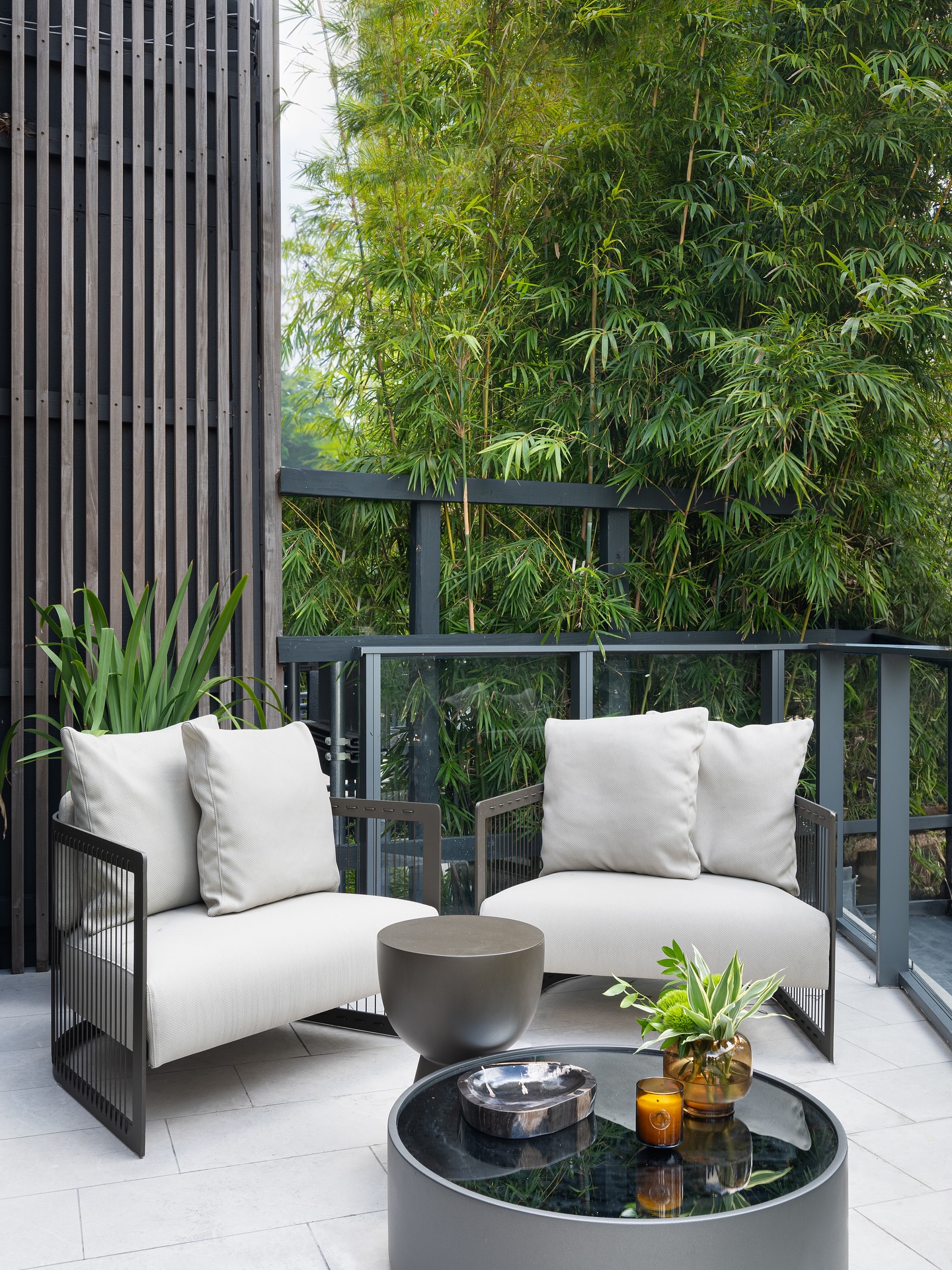 For this balcony, we brought in a modern spa vibe with tropical soul and clean, minimal lines.
Perfect for a cozy moment for two — or just enjoying the outdoors in style 🌿✨
💬 Tell us — does this style match your lifestyle?