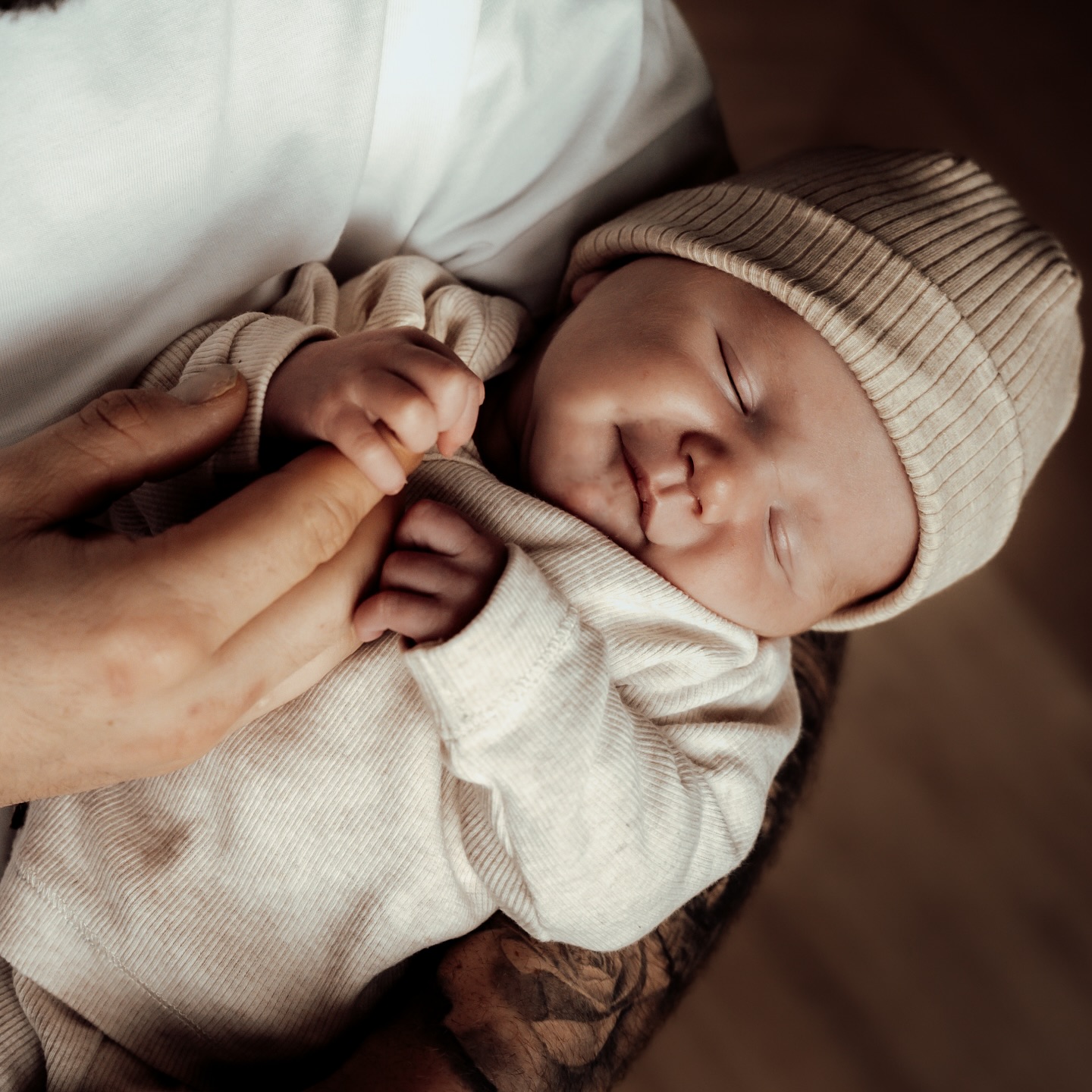 De eerste dagen van een pasgeboren baby zijn vluchtig en vol met tederheid. Met mijn newborn shoots creëer ik tijdloze beelden die de puurheid en onschuld van je kleintje vastleggen. In een veilige en comfortabele omgeving leg ik de allerkleinste details vast – van de schattige teentjes tot de zachte gelaatsuitdrukkingen. Deze foto’s worden gekoesterd als een blijvende herinnering aan de eerste momenten van nieuw leven.
🤎
.
.
#familieshoot #familiefotograaf #familiefotografie #fotoshoot #gezinsfotografie #familyshoot #gezinsfotograaf #gezinsshoot #kinderfotografie #lifestylefotografie #newbornshoot #kinderfotograaf #fotograafwestbrabant #fotograafoosterhout #portretfotografie #zwangerschapsshoot #lifestylefotograaf #newborn #familiefoto #newbornfotografie #newbornfotograaf #lifestylephotography #babyshoot #fotograafgezocht #zwangerschapsfotografie #zwangerschapsfotograaf #zwangerschapsfoto #fotograafwestbrabant #fotograafoosterhout