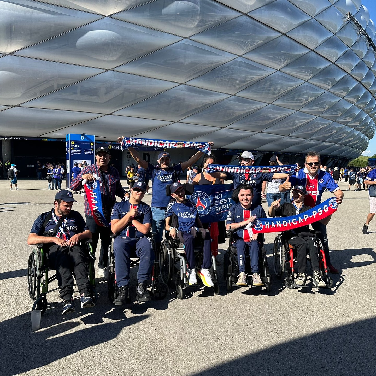 CHAMPIONS D’EUROPE 🔴🔵
Des souvenirs gravés à vie ! 50 de nos adhérents ont fait le voyage jusqu’à Munich pour supporter notre club favori écrire l’histoire !
Bravo à tous ! Et merci au @psg et à l’UEFA pour les places PFR au sein même de la tribune rouge et bleu, et d’avoir fermé une rangée de siège pour garantir à nos adhérents une bonne visibilité tout au long du match.
#psg #parissg #munich #uefa #uefachampionsleague #handicappsg