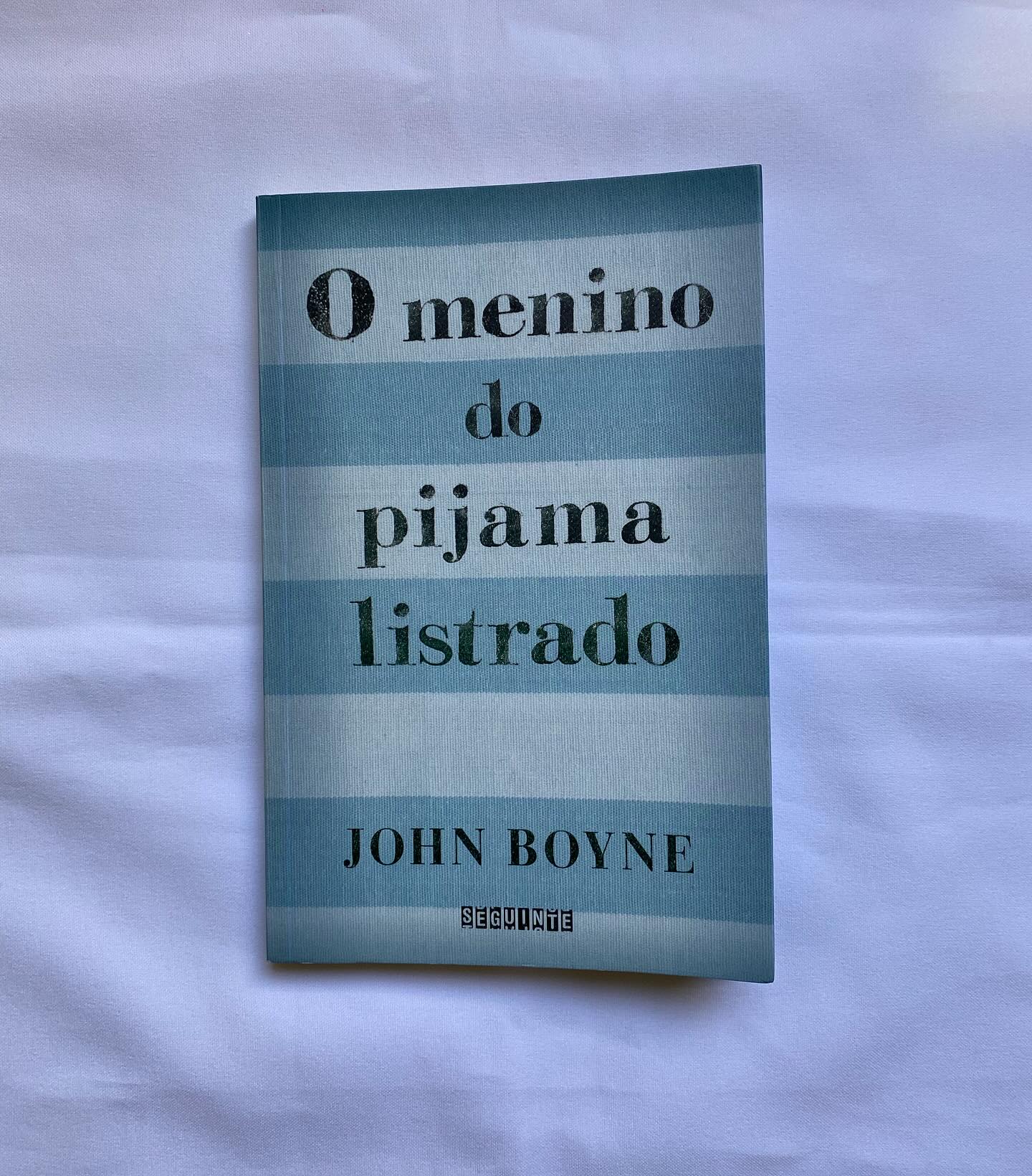 “O Menino do Pijama Listrado” é aquela história que te faz chorar e refletir sobre como o ser humano pode ser perverso uns com os outros e como a humanidade pode ser ignorada sem o menor remorso. Onde os culpados nunca vão pedir perdão e vão demonstrar orgulho daqueles que são e fizeram.
Mas mesmo assim, vemos que quando duas crianças se encontram, elas não carregam nada além da vontade de viver e se conectar, mostrando como a humanidade deve ser mutual.
Nesta história, nos deparamos com dois meninos, Bruno, de nove anos, onde, um dia após voltar da escola viu que a sua vida mudaria, o emprego do seu pai havia solicitado que ele fosse transferido para o interior, um lugar onde não tinha vizinhos e não tinha crianças com quem ele poderia brincar, mas tinha soldados entrando e saindo da sua casa a todo momento. Ao fundo da sua janela do seu quarto, havia um local peculiar onde tinha várias cercas e muitas pessoas vestindo o mesmo pijama listrado. Um dia, no meio da sua exploração pela nova moradia, ele encontra um menino.
Shmuel, de nove anos, que nasceu no mesmo dia e ano de Bruno, mas ele está pelo lado de dentro da cerca, veste um pijama listrado e tem vários outros meninos consigo, mas ninguém brinca.
Leia a senha completa no Blog:https://www.aultimaexclamacao.com/post/resenha-o-menino-do-pijama-listrado-john-boyne
#resenha #resenhadelivros #omeninodopijamalistrado #johnboyne #editoraseguinte #nazismoécrime #segundaquerramundial #intolerancia #judeo #crianças #meninos