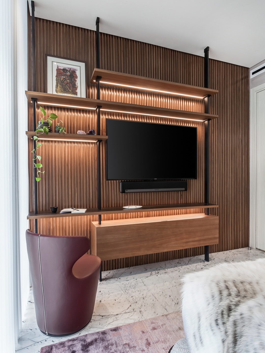Modern and minimal, with curated materials and a warm, inviting atmosphere. A refined bedroom concept for Brickell Flatiron •••
#webossa
#MiamiLuxuryLiving
#MiamiDesign
#LuxuryRealEstateMiami
#HighEndInteriors
#MiamiInvestments
#MuranoGrandeMiami
#MiamiSkylineViews
#LuxuryLifestyle
#BespokeDesign
#WeBossaDesign