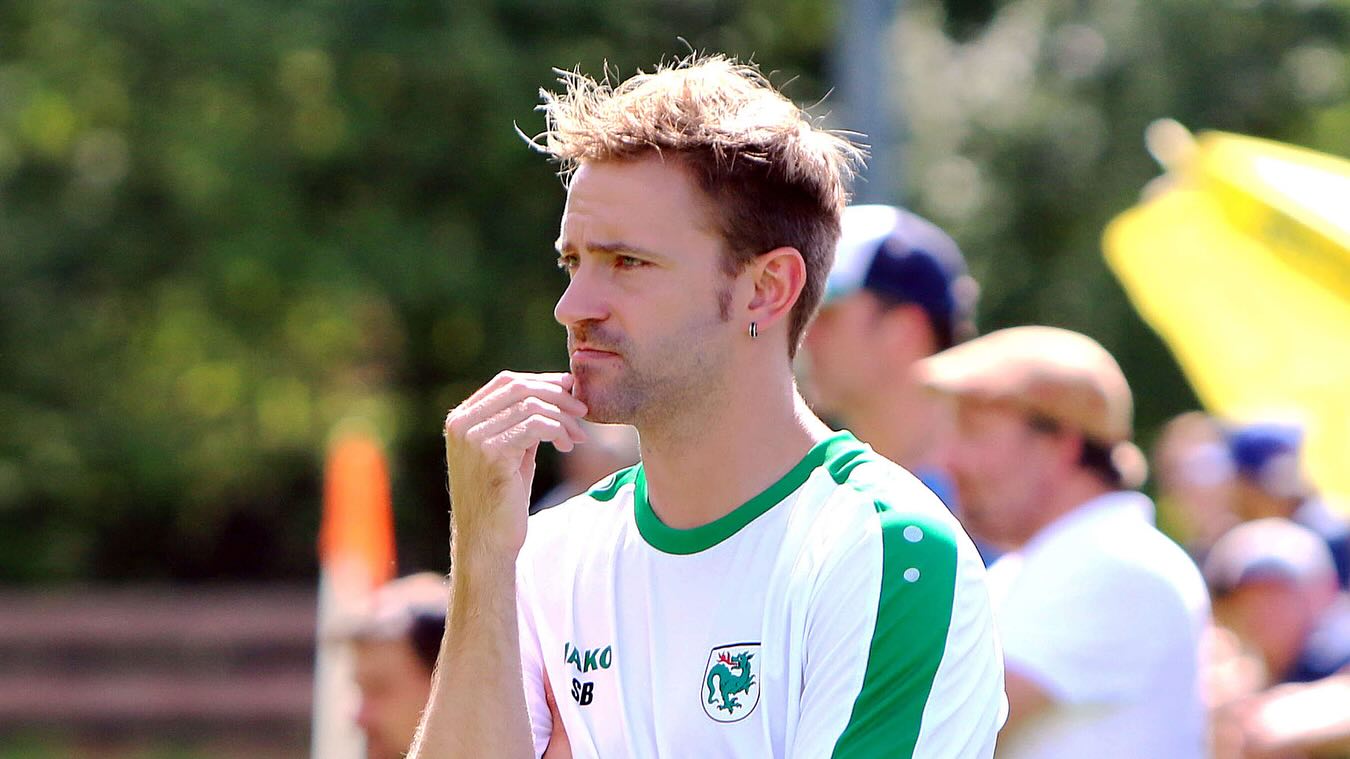 Die Aufstiegsfeier läuft quasi immernoch bei unserer 2. Mannschaft!
Nach einer wirklich starken Saison konnten wir uns mit der Meisterschaft in der Kreisklasse belohnen! 🔥💚
Und die guten News hören nicht auf. Zur kommenden Saison wird Stefan Bierling das Amt als neuer Cheftrainer bei unserer 2. Mannschaft übernehmen.
Unterstützt wird er dabei von Jan Tischer, der bereits letzte Saison bei unseren Jungs aktiv war.
Basti Schmölzl geht zurück in der Jugendbreich nachdem er die letzten Wochen ebenso als Co-Trainer dabei war.
Danke für euren Einsatz und wir freuen uns die Kreisliga nächste Saison aufzumischen💪🐉