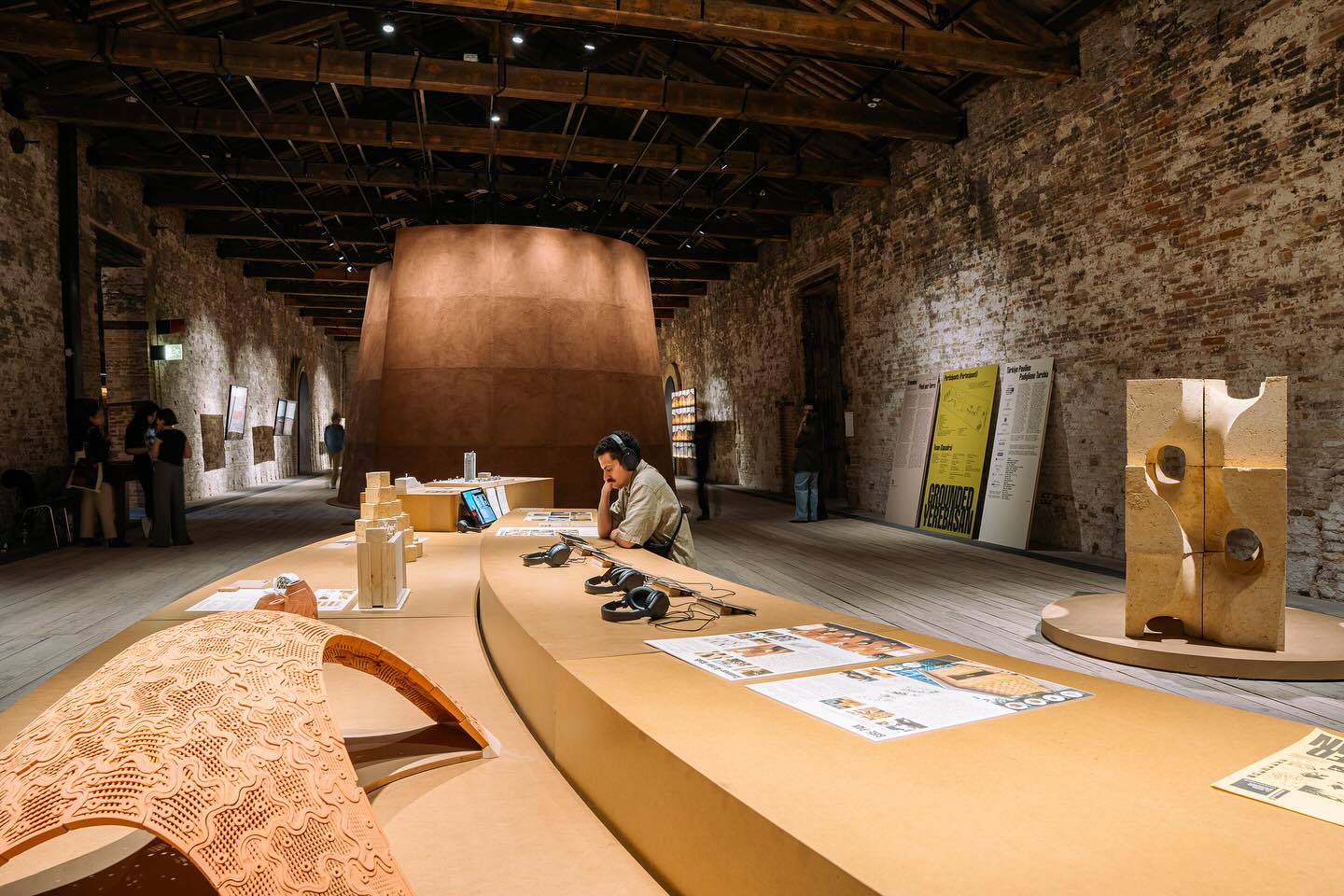 Thrilled to collaborate with the brilliant and sharp-minded @korhan.sisman and the @planlux team on the lighting design for this project. Their practical, problem-solving talented magic truly transformed the atmosphere—nothing would’ve felt the same without their touch! In collaboration with amazing @avolux and #inventronics