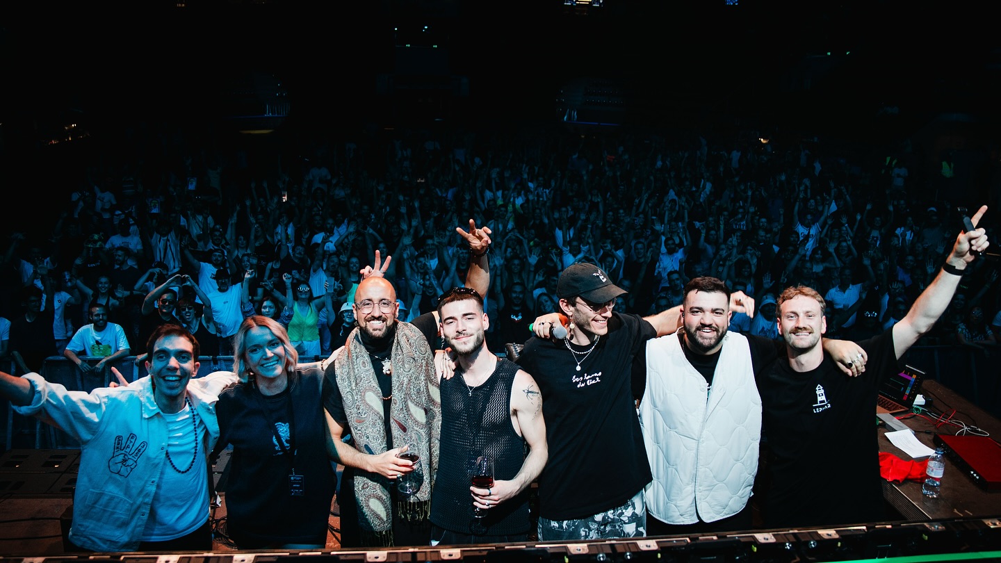 L’une des plus grosse date de ma vie, et on l’a fait en équipe 🫶
Merci @bellarena_events pour l’invitation, merci à toutes les personnes qui m’ont accompagné et qui m’accompagnent encore dans ce projet et surtout merci à vous d’être toujours aussi beaux et belles a danser sur mes propres compositions ❤️
Photos par la best : @chakohlerphoto
-
One of the biggest shows of my life – and we did it as a team 🫶
Big thanks to @bellarena_events for having me, to everyone who’s been part of this journey and still is,
and most of all, to you – for showing up, dancing, and making my music feel alive ❤️
Pics by the best : @chakohlerphoto