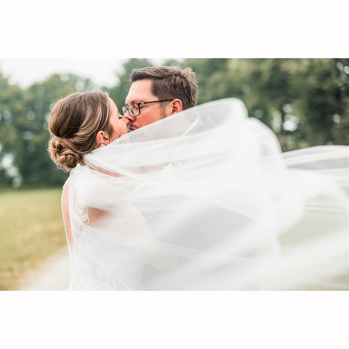 Love taking veil shots
Zeitweise war der Brautschleier fast so etwas wie aus der Mode gekommen. Nun aber bekommt er in der Hochzeitsbranche neue Bewunderung. Der Schleier, ob in lang, mittellang oder kurz, ob extralang, mit Perlen, mit Spitze…Fotografen lieben ihn! Warum?
1. Weicher Rahmen fürs Gesicht
Der Schleier kann das Gesicht der Braut sanft umspielen und sorgt für einen zarten, fast träumerischen Look
2. Bewegung & Dynamik
Ein leichter Windstoß und schon tanzt der Schleier durch die Luft.
3. Kreative Perspektiven
Ob von unten, als Vordergrundelement oder hindurchfotografiert… ein Schleier lässt Raum für kreative Bildkompositionen
4. Lichtspiel und Weichzeichner
Fällt Licht durch den Schleier, entstehen magische Effekte, ganz ohne Filter.
Ein Hauch von Magie in Euren Hochzeitsfotos.
#schleier #schleierliebe #brautdetails #brautschleier #schleierfotografie #schleierfotos #weddingveil #weddingveilmagic #lichtundliebe #hochzeitsfotografnrw #nrwhochzeitsfotografin @festscheunehecheltjenshof @juliaberendes @blatt.und.bluete.wedding