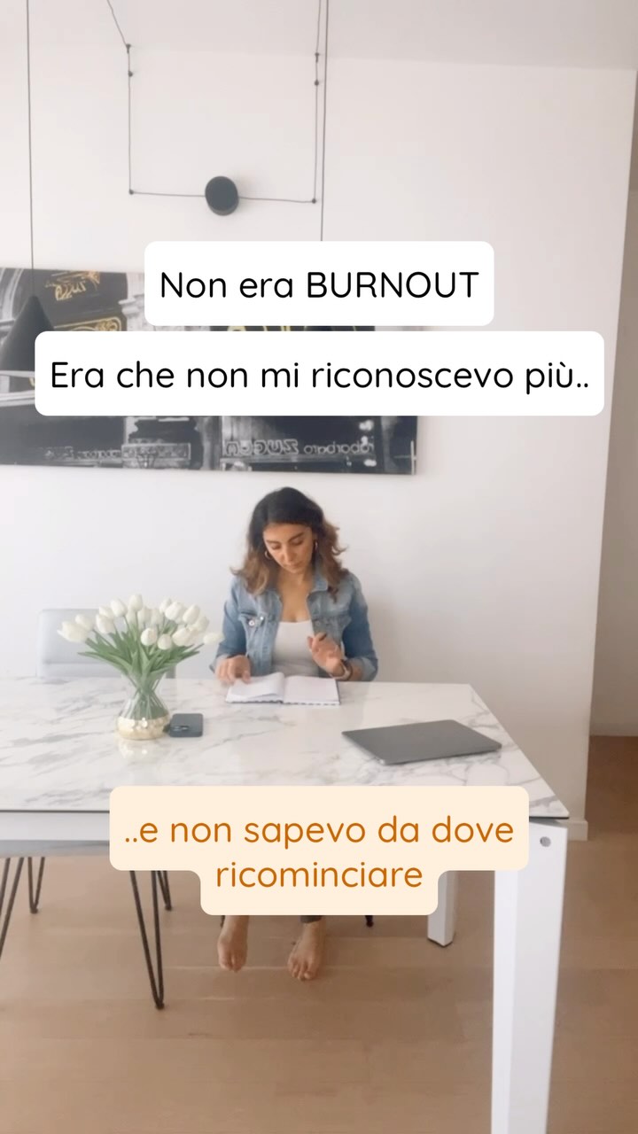 A volte la stanchezza che senti non è fisica.
È identitaria.
È il peso di vivere una vita in cui non ti riconosci più.
Di indossare ruoli, aspettative, abitudini che non ti somigliano più.
Non era burnout. Era disconnessione.
Dal tuo centro. Dai tuoi desideri veri.
Da quella voce dentro che sussurra “non così”.
Se ti sei mai sentita persa, in ritardo, o fuori posto…
Non è perché hai sbagliato strada.
È perché stai attraversando una soglia.
Il mio metodo è nato proprio per questo:
per guidarti in quella terra di mezzo tra il “non più” e il “non ancora”.
🌿 REBIRTH | The Inner Revolution è un percorso di risveglio, visione e scelta.
Se senti che è il tuo momento, ti aspetto.
➝ Scrivimi “MI RICONOSCO” nei commenti o in DM.
#crisiidentitaria #cambiamentointeriore #burnoutfemminile #risvegliofemminile #ritrovarsi #crescitaemotiva #consapevole #trasformazione #donneconsapevoli #thewomansmethod