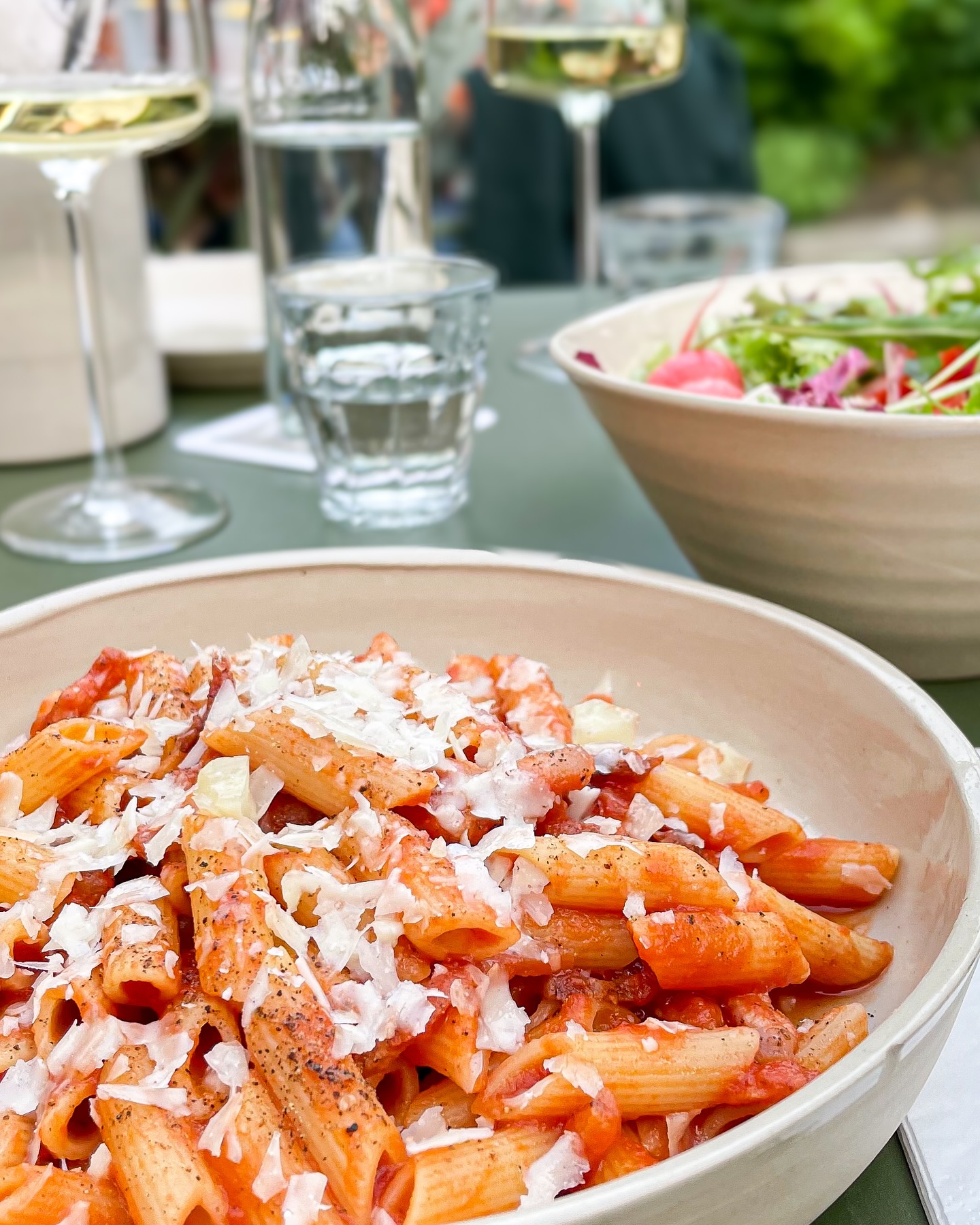 Gönnt Euch eine kleine Auszeit und genießt Eure Pasta in unserem gemütlichen Garten.
Buon appetito e amore 💚🤍❤️
#rossetti #cucinamediterranea #passau #trattoria #italienischgeniessen #mediterran #foodlover #fisch #steak #vegetarischgenießen #vegan #passauliebe #mittagsangebot #mittagspausegeniessen #mediterran #passauliebe #inmoodforfood