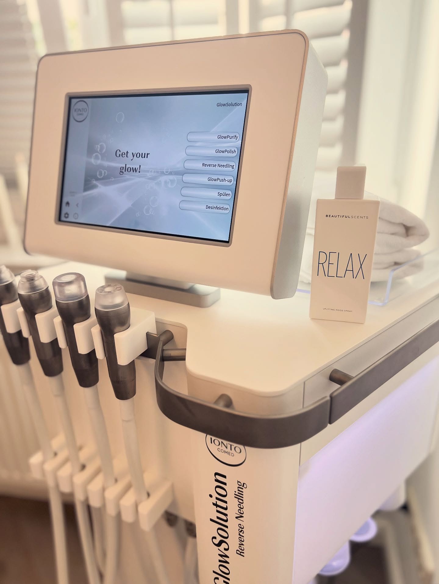 Es gibt Neuigkeiten!
Endlich ist es soweit – die neue Glow Solution „ Aquafacial“ Behandlung ist da. Viele haben mit neugieriger Vorfreude darauf gewartet.
Diese Behandlung vereint tiefgehende Hautpflege mit erholsamer Entspannung, spürbarem Wohlgefühl und liebevoller Berührung. Eine Auszeit, die unter die Haut geht – im wahrsten Sinne.
Vorteile der „Aquafacial“ Behandlung:
⚪️Tiefenreinigung der Poren - entfernt Talg, Schmutz & abgestorbene Hautzellen ⚪️Sanftes, nicht-invasives Peeling - auch für empfindliche Haut geeignet
⚪️Individuelle Wirkstoffversorgung - auf deinen Hauttyp abgestimmt
⚪️Sichtbar glattere, frischere Haut schon nach der ersten Behandlung
⚪️Feuchtigkeit pur - strahlender Glow & pralles Hautgefühl
⚪️Reduziert Unreinheiten, feine Linien & fahlen Teint
⚪️Verfeinert Poren und verbessert das Hautbild nachhaltig
Das erwartet Dich bei mir:
➡️Willkommensritual mit gezielter Atmung - Ankommen, loslassen, bewusst durchatmen
➡️Druckpunktmassage - als ganzheitliches Element zur Harmonisierung von Haut und Seele
➡️Tiefenreinigung - porentief & sanft durch moderne Glow Solution-Technologie
➡️Zweifach-Peeling - Fruchtsäure & mechanisch für glatte, feinere Haut
➡️Gesichtsfaszienmassage - regt die Durchblutung an & entspannt sichtbar
➡️Manuelle Ausreinigung - gezielt & hautschonend
➡️Augenbrauenkorrektur - natürlich in Form gebracht
➡️Maske - beruhigend & nährend, individuell abgestimmt
➡️Abschlusspflege mit Sonnenschutz - Feuchtigkeit, Schutz & Glow
75 min.- 149 €
#aquafaci̇al #iontocomed #skincare #kosmetik #entspannung #dithmarschen #hautgesundheit #glowsolution