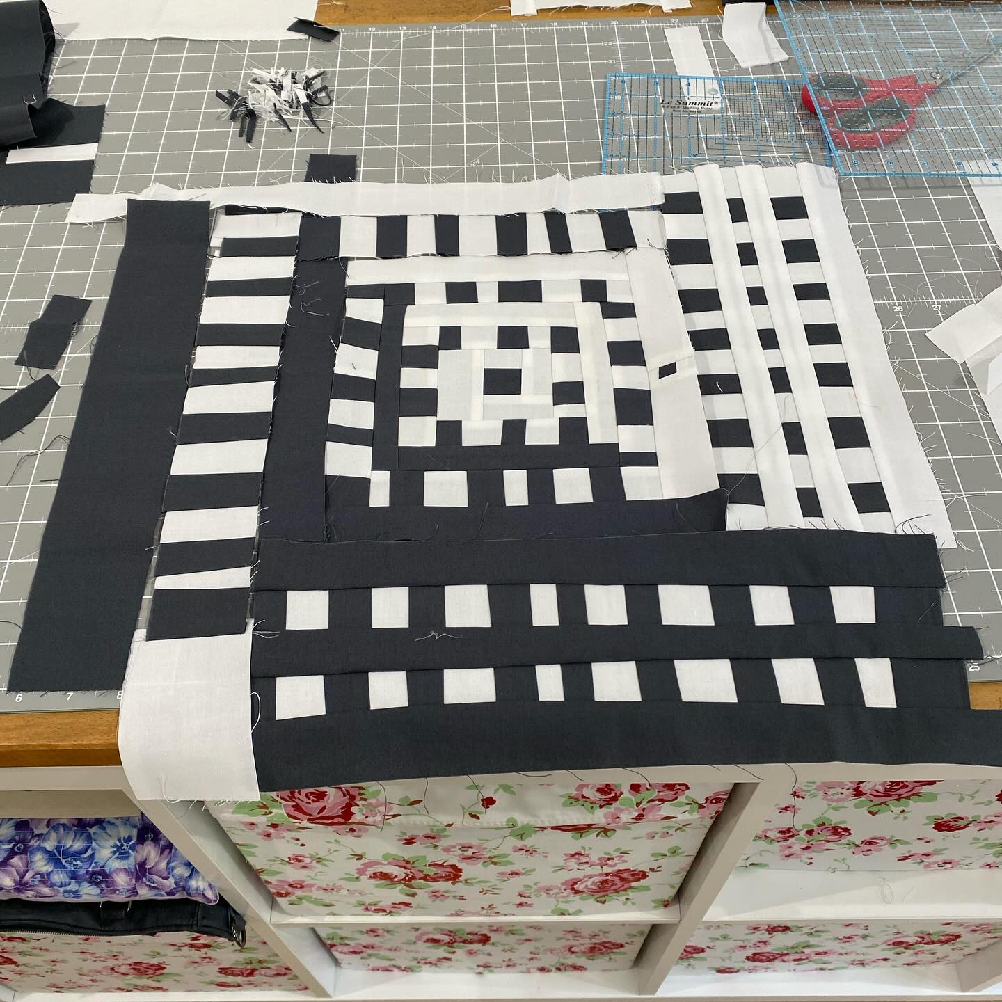 Playing around with improv with some stripy pieces I pieced two years ago 🙄🙄
#cutandlterwip #cutandalterwip2025 #improvpiecing #improvquilting #blackandwhite #blackandwhitequilt #sewingmystash #useitup