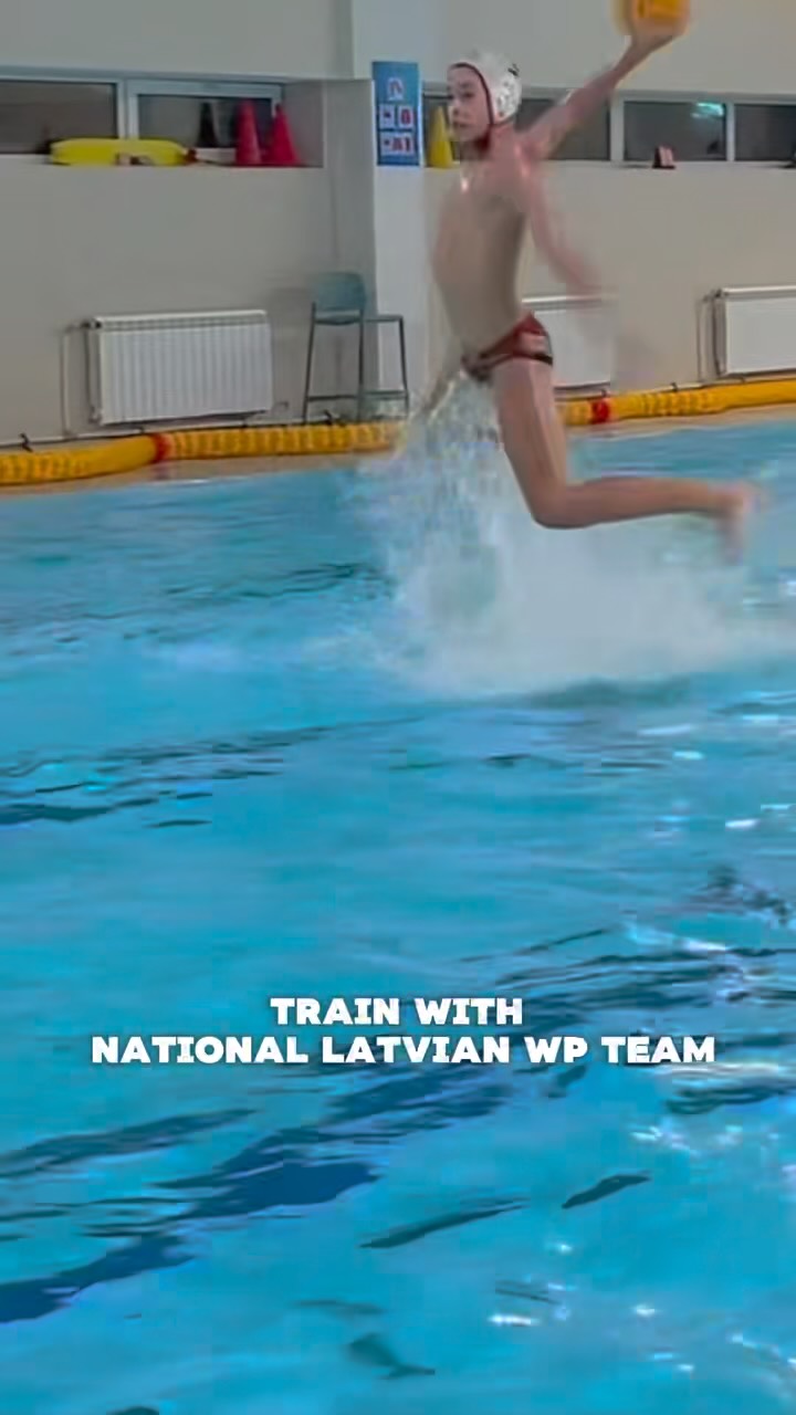 Noslēdzas Latvijas U-15 ūdenspolo izlases sagatavošanās Eiropas čempionātam U-16 vecuma grupā, kas norisināsies Ļubļanā, Slovēnijā, no 7. līdz 14. jūlijam.🤽♂️🇱🇻
Mēs saprotam un zinam, ka sastapsimies ar tik pat stiprām komandām, kur pretiniekī var būt garāki, fiziski spēcīgāki un atrāki. Tomēr mēs parādīsim mūsu komandas niknumu, saliedētību un protams sagatavotību. 💪👬
Mēs kāpjot ūdeni nedomāsim un necerēsim, ka pretinieki būs vājāki par mums. Mēs ar godu un cieņu stāsimies viņiem pretī, aci pret aci, mēs pierādīsim, ka katra treniņu un spēļu minūte bija un ir svarīga. Mums ir jāparāda kādu ieguldījumu komadā deva katrs treniņš, spēle, un mūsu treneri.💪🏆
Viena komanda, viens mērķis un viens noskaņojums- pierādīt savu nopelnīto vietu ūdeni!🤽♂️💪
Lublana mūs gaida.
Uz priekšu, Latvija!🇱🇻💪