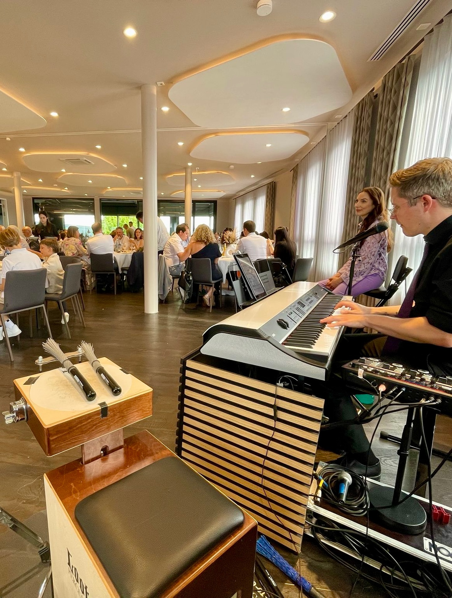 Was für ein schöner Sonntag!
Am 01.06. durften wir im Trio eine liebevoll gestaltete Tauffeier musikalisch begleiten – für die Zwillinge Julius und Elias.
Zuerst spielten wir beim Sektempfang, später dann noch einmal zwei Stunden bei Kaffee und Kuchen. Eine rundum stimmige Feier mit viel Herz und tollen Gästen.
Vielen Dank an die Eltern für das Vertrauen und die schöne Atmosphäre – und ein lieber Gruß geht auch an die wunderbare Fotografin @an.dreaw.photography die diesen besonderen Tag so schön eingefangen hat.
#tauffeier #livemusik #rebeccasammettrio #sektempfang #kaffeeundkuchen #musikzurfeier #dankbar #musikerleben #taufe #trio #liveband