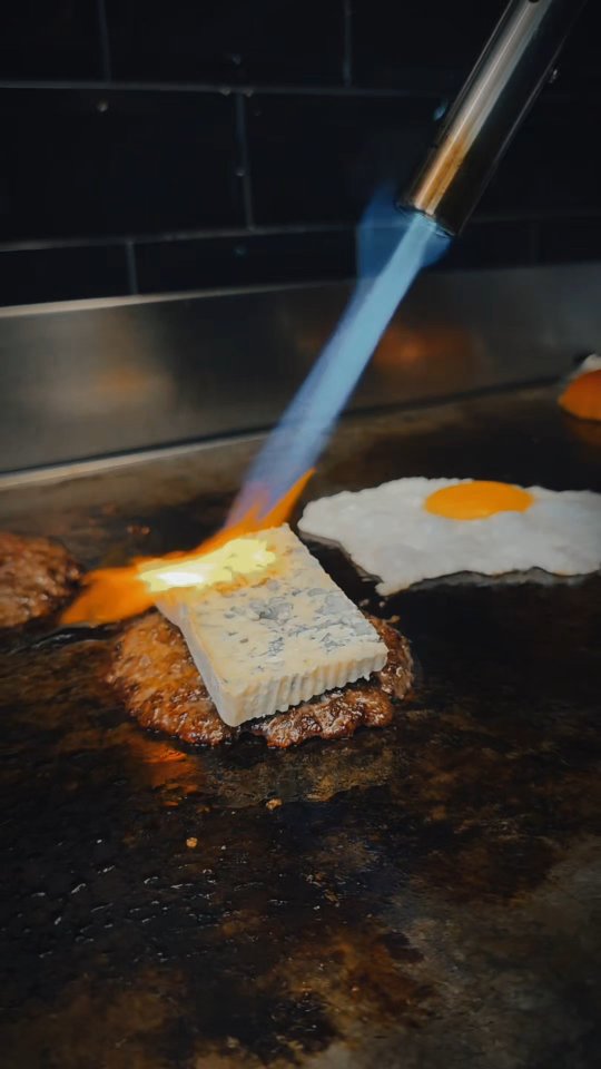 🍔 THE TRUFFLE SMASH IS BACK IN THE SPOTLIGHT 🍔
You’ve seen it on the menu. You’ve tasted the madness.
But have you seen it built step by step?
This burger doesn’t play fair.
Watch the full build and remind yourself why this one’s a certified banger.
.
.
#pattynbun_burgers #maastrichtfood #smashburger #burgerlovers #burgersofinstagram
#foodieNL #eteninmaastricht #foodporn #maastrichtrestaurant #lunchmaastricht
#briochebun #frieslover #burgertime #localfoodspot #maastrichteten #maastricht