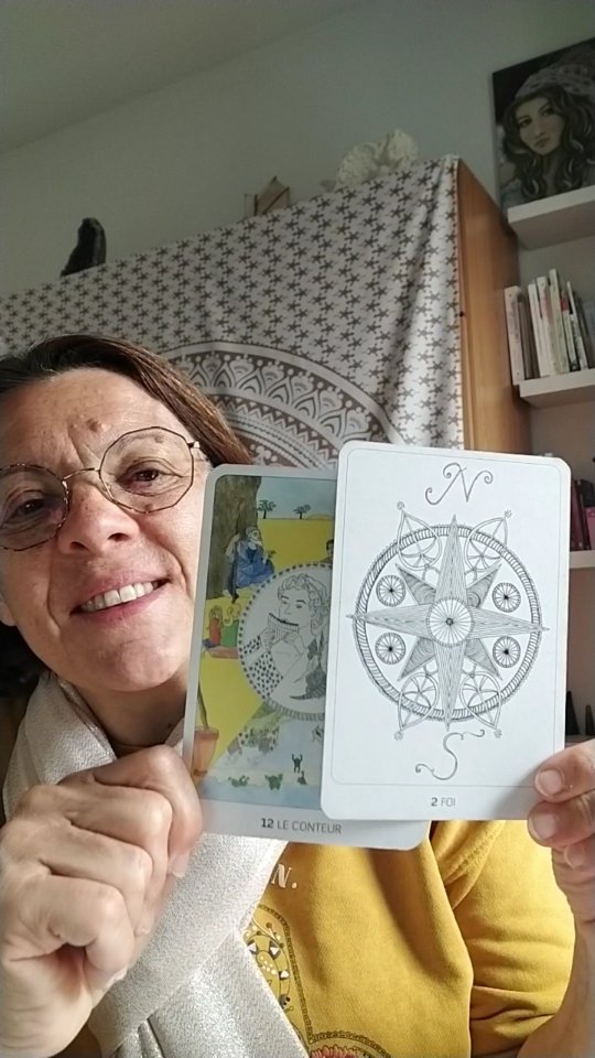 Le tirage de la semaine s'est fait désirer mais ça en valait la peine car il est très chouette.
Il nous propose un moment de bilan positif: regardons le chemin parcouru avec la conscience que toutes nos expériences passées nous ont permis de devenir qui nous sommes avec nos forces et nos faiblesses. Il nous propose aussi de ramener de la foi sur le chemin qu'il nous reste à parcourir et d'y mettre des intentions. De quelle couleur voulez vous écrire la suite de votre légende personnelle?
#connaissancedesoi #archetypes #ame #energetique #emotions #legendepersonnelle