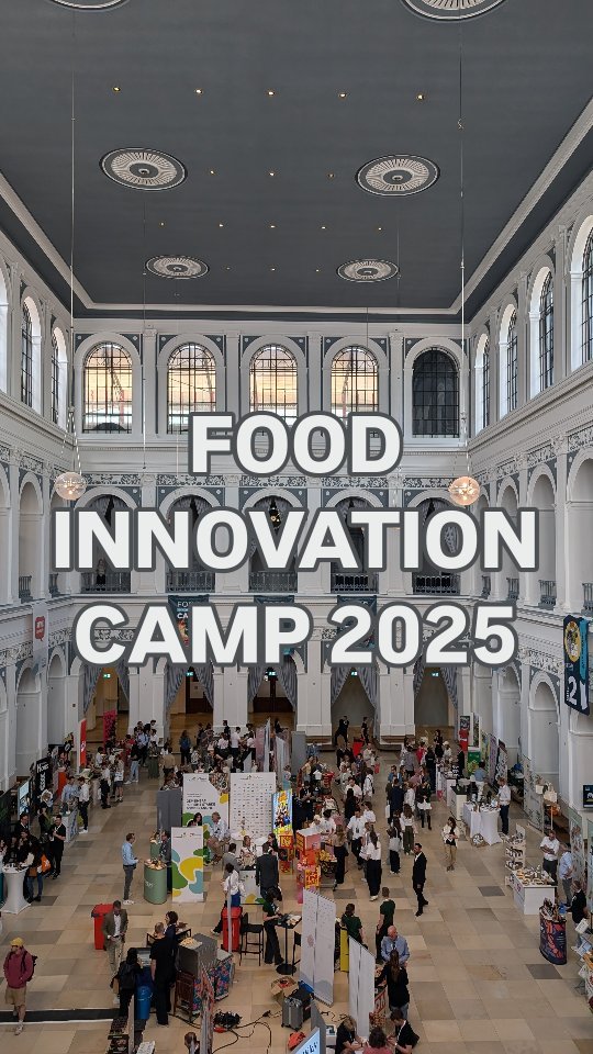 💥 So war das @food_innovation_camp 2025
Von salzigen Startups über Babynahrung bis hin zu funktionalen Snacks & Collagen-Kaffee, die Vielfalt der über 80 Aussteller:innen war grenzenlos.
Es wurde
diskutiert,
vernetzt,
reflektiert.
Für uns besonders spannend: Die Zukunft von Hamburg als Food-Innovationsstandort, die Vorstellung einer Case Study von @planteneers zur kritischen Auseinandersetzung mit der NOVA-Klassifizierung für UPFs, die Pläne und Vision des @food_cluster_hamburg und das Update der Venture Capital Landschaft in Europa.
Und ja: Das Essen war fantastisch... aber die Gespräche auch. Wir finden: Das war eine tolle Energie beim Food Innovation Camp in Hamburg. 💥