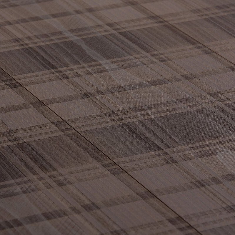 We’re obsessed with this one-of-a-kind design by @mafi.walkonart a plaid pattern carved directly into the wood!
This is the Carving Club I, a bold and timeless flooring choice in brushed, grey oiled oak — measuring 2400 x 185 x 19 mm.
Thanks to Mafi’s innovative carving technology, this flooring combines the warmth of natural wood with an ultra-distinctive aesthetic. And yes — it’s not just for floors! Use it on walls, ceilings, or custom-built furniture to add architectural texture and a sense of understated luxury.
Sustainably produced, toxin-free, and simply unforgettable…
Bu desene hayranız!
@mafi.walkonart ‘nin özel tasarımı olan bu zemin: ahşabın içine işlenmiş ekose dokusuyla sıradışı ve zamansız bir stil sunuyor.
Bu modelin adı Carving Club I — fırçalanmış ve gri yağ ile bitirilmiş bir meşe yüzey, ölçüleri ise 2400 x 185 x 19 mm.
Sadece zemin için değil; duvar, tavan ya da özel tasarım mobilyalarda da harika duruyor.
Doğal malzemeler, toksin içermeyen üretim ve ince işçilik bir arada.
Zemin değil, tasarımın ta kendisi…
photo ©️mafi.com
#MafiWood #CarvingClubI #PatternedWood #TimelessDesign #LuxuryFlooring #SustainableInteriors #WallPaneling #NaturalMaterials #PlaidDesign #DesignInnovation