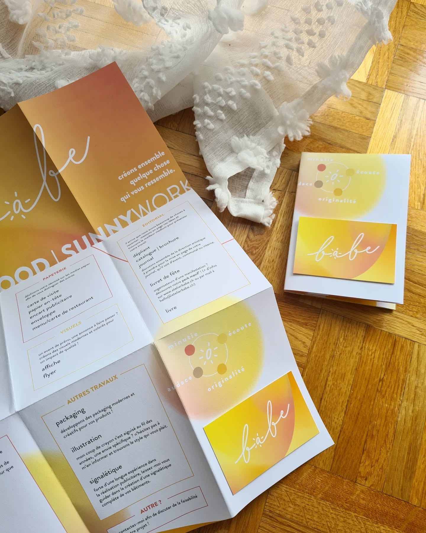 Atelier babe × papeterie × 2025
Si toi aussi tu es en phase de te lancer en tant qu'indépendant, pense à alouer un budget à ta comm dès le départ !
Travailler avec un graphiste c'est s'assurer de la qualité de ta communication et de l'impact de ton identité !
Avec atelier babe, je veux mettre en avant la bienveillance, l'écoute et l'originalité. Babe c'est un peu l'innocence des débuts soutenue par l'expérience du métier. C'est le goût du travail appliqué, l'envie de développer des idées qui fonctionnent, pour créer ensemble quelque chose qui vous ressemble.
Et si on mettait un peu de soleil dans votre communication ?
☀️🔥