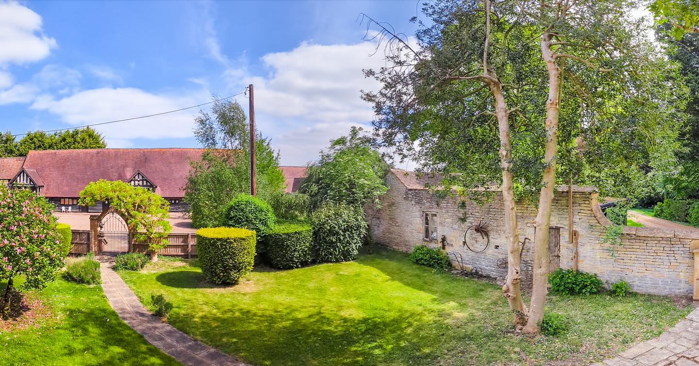 Our new site manager, Dan, has been taming nature at Bretforton Grange; but he could do with some help! If you’d like to help us in the garden, please let us know 🌳🌹🪴